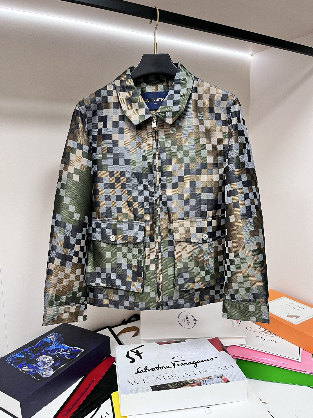 NO:488218,The main recommendation is the new LV Ss early autumn style. Donkey Lapel Jacket is released. It is a popular autumn jacket. It is comfortable and comfortable to wear. It is lazy and casual. It is particularly pleasing to look at when combined with clean and simple colors. It is suitable for daily wear. It is full of sports items embellished with vibrant prints!  Size M-3XL, complete three standards, shipped the next day, new H models first launch, louis vuitton, louis vuitton, jackets & coats, jackets & coats, alexander wang19860909主推 LV ss早秋新款发布驴牌翻领夹克外套,秋季爆款夹克,穿上就是舒适自在又显瘦的存在,慵懒而随性,结合干净简单的色系就特别耐看,适合日常穿着~倾情推出缀饰活力印花的运动单品！ 尺码M-3XL 三标齐全 隔天出货 H新款首发,,louis vuitton,louis vuitton,jackets & coats,jackets & coats,alexander wang,Men's clothing