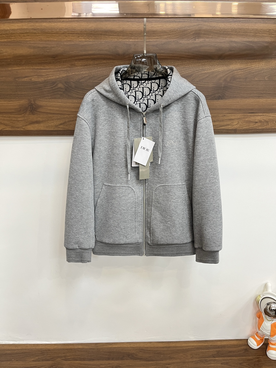 NO:511863,The main recommendation is Dior 2025ss early autumn new Dior hooded jacket, a hot wool jacket in autumn, and a letter logo embroidered style that makes you feel comfortable and slim. It is lazy and casual, combined with a clean and simple color scheme, which is particularly pleasing to look at and suitable for daily wear~ I love to launch sports items embroidered with vitality prints!  Size M-3XL, complete three standards, shipped the next day, new H2025 models first release,,dior,dior,jackets & coats,jackets & coats,hats,alexander wang19860909主推 Dior 2025ss早秋新款发布迪奥连帽夹克外套,秋季爆款毛呢夹克,字母logo刺绣款穿上就是舒适自在又显瘦的存在,慵懒而随性,结合干净简单的色系就特别耐看,适合日常穿着~倾情推出缀饰活力印花的运动单品！ 尺码M-3XL 三标齐全 隔天出货 H2025新款首发,,dior,dior,jackets & coats,jackets & coats,hats,alexander wang,Men's clothing