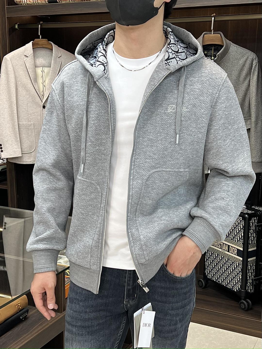 NO:498545,The main recommendation is Dior Ss's early autumn new model released Dior hooded jacket, a hot wool jacket in autumn, and a letter logo embroidered model that makes it comfortable, comfortable and slim. It is lazy and casual, combined with a clean and simple color scheme, which is particularly pleasing to the eye, suitable for daily wear~ I love to launch sports items embroidered with vitality prints!  Size M-3XL, complete three standards, shipped the next day, new H models are launched, dior, dior, jackets & coats, jackets & coats, hats, alexander wang19860909主推 Dior ss早秋新款发布迪奥连帽夹克外套,秋季爆款毛呢夹克,字母logo刺绣款穿上就是舒适自在又显瘦的存在,慵懒而随性,结合干净简单的色系就特别耐看,适合日常穿着~倾情推出缀饰活力印花的运动单品！ 尺码M-3XL 三标齐全 隔天出货 H新款首发,,dior,dior,jackets & coats,jackets & coats,hats,alexander wang,Men's clothing