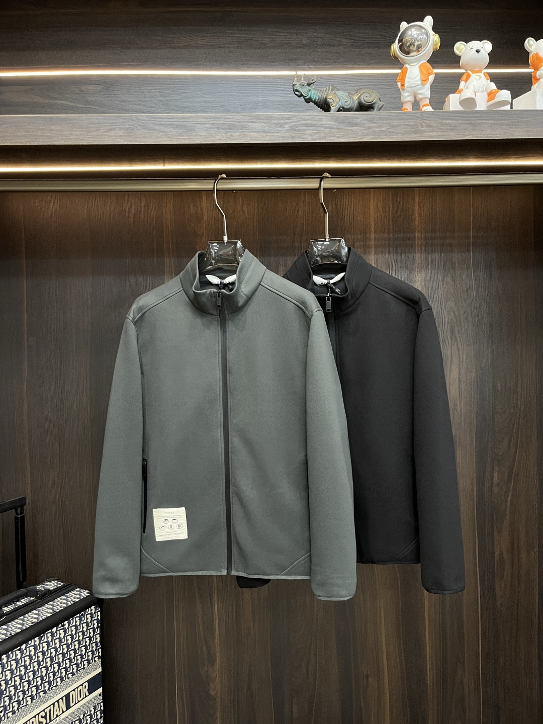 NO:488237,The main recommendation is Zegna Ss's early autumn new style released Zegna stand-up collar jacket, a hot autumn cotton jacket, and the letter logo embroidery style is comfortable and comfortable and slim. It is lazy and casual, combined with clean and simple colors, it is particularly pleasing to look at and is suitable for daily wear~ I love to launch sports items embroidered with vitality prints!  Size M-3XL, complete three standards, shipped the next day, new H models are launched, zegna, jackets & coats, jackets & coats, alexander wang19860909主推 Zegna ss早秋新款发布杰尼亚立领夹克外套,秋季爆款夹棉夹克,字母logo刺绣款穿上就是舒适自在又显瘦的存在,慵懒而随性,结合干净简单的色系就特别耐看,适合日常穿着~倾情推出缀饰活力印花的运动单品！ 尺码M-3XL 三标齐全 隔天出货 H新款首发,,zegna,jackets & coats,jackets & coats,alexander wang,Men's clothing