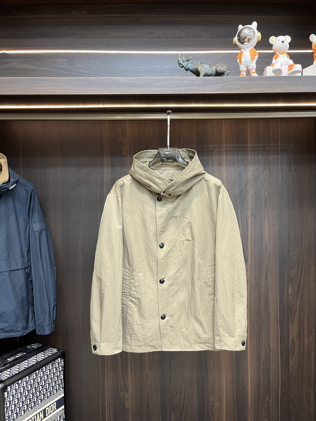 NO:488245,The main recommendation is the new LP 1995ss early autumn style. The LP hooded jacket is released. The autumn hot cotton jacket is popular. The letter logo embroidered style is comfortable and comfortable and slim. It is lazy and casual. Combined with a clean and simple color, it is particularly pleasing to look at. It is suitable for daily wear. It is full of enthusiasm to launch sports items embroidered with vitality prints!  Size M-3XL, complete three standards, shipped the next day, new H models first launch, loro piano, jackets & coats, jackets & coats, hats, alexander wang19860909主推 LP 1995ss早秋新款发布LP连帽夹克外套,秋季爆款夹棉夹克,字母logo刺绣款穿上就是舒适自在又显瘦的存在,慵懒而随性,结合干净简单的色系就特别耐看,适合日常穿着~倾情推出缀饰活力印花的运动单品！ 尺码M-3XL 三标齐全 隔天出货 H新款首发,,loro piana,jackets & coats,jackets & coats,hats,alexander wang,Men's clothing