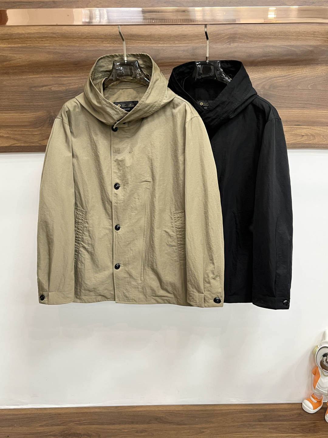 NO:511849,The main recommendation is the new LP 1985ss early autumn style. The LP hooded jacket is released. The autumn hot cotton jacket is popular. The letter logo embroidered style is comfortable and comfortable and slim. It is lazy and casual. Combined with a clean and simple color, it is particularly pleasing to look at. It is suitable for daily wear. It is full of enthusiasm to launch sports items embellished with vitality prints!  Size M-3XL, complete three standards, shipped the next day, new H models first launch, loro piano, jackets & coats, jackets & coats, hats, alexander wang19860909主推 LP 1985ss早秋新款发布LP连帽夹克外套,秋季爆款夹棉夹克,字母logo刺绣款穿上就是舒适自在又显瘦的存在,慵懒而随性,结合干净简单的色系就特别耐看,适合日常穿着~倾情推出缀饰活力印花的运动单品！ 尺码M-3XL 三标齐全 隔天出货 H新款首发,,loro piana,jackets & coats,jackets & coats,hats,alexander wang,Men's clothing