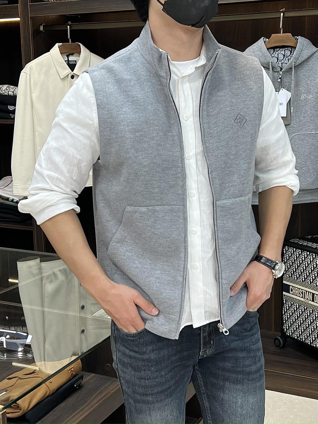 NO:498570,The main recommendation is the new LP 1995ss early autumn style. The LP stand-alone vest jacket is released. The popular autumn cotton vest jacket. The letter logo embroidery style is comfortable and comfortable and slim. It is lazy and casual. Combined with a clean and simple color, it is particularly pleasing to look at and is suitable for daily wear. It is full of enthusiasm to launch sports items embroidered with vitality prints!  Size M-3XL, complete three standards, shipped the next day, new H models first launch, loro piano, jackets & coats, jackets & coats, alexander wang19860909主推 LP 1995ss早秋新款发布LP立领马甲夹克外套,秋季爆款夹棉马甲夹克,字母logo刺绣款穿上就是舒适自在又显瘦的存在,慵懒而随性,结合干净简单的色系就特别耐看,适合日常穿着~倾情推出缀饰活力印花的运动单品！ 尺码M-3XL 三标齐全 隔天出货 H新款首发,,loro piana,jackets & coats,jackets & coats,alexander wang,Men's clothing