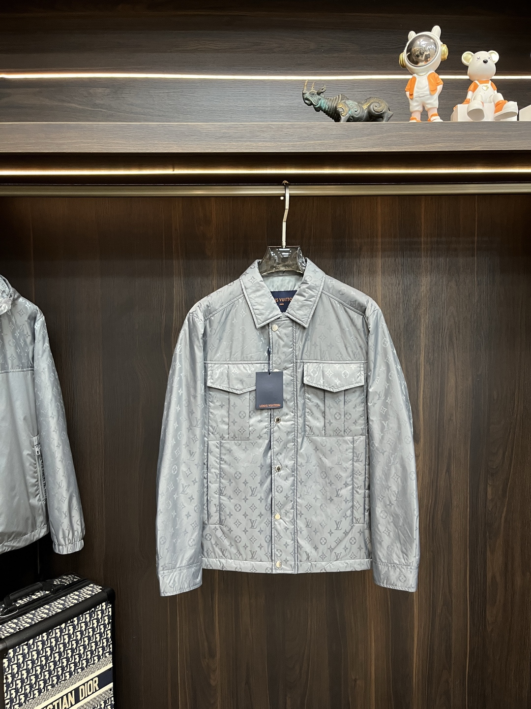 NO:515497,LV Ss early autumn new style released donkey brand lapel jacket, autumn hot-sized thin cotton jacket, jacquard fabric thin cotton jacket, comfortable and slim, lazy and casual, combined with clean and simple colors, it is particularly durable and suitable for daily wear~ I love to launch sports items embellished with vitality prints!  Size M-3XL complete three standards /8607 H new model first release, louis vuitton,louis vuitton,jackets & coats,jackets & coats,alexander wang19860909LV ss早秋新款发布驴牌翻领夹克外套,秋季爆款夹薄棉夹克,提花面料薄棉衣夹克穿上就是舒适自在又显瘦的存在,慵懒而随性,结合干净简单的色系就特别耐看,适合日常穿着~倾情推出缀饰活力印花的运动单品！ 尺码M-3XL 三标齐全 /8607 H新款首发,,louis vuitton,louis vuitton,jackets & coats,jackets & coats,alexander wang,Men's clothing