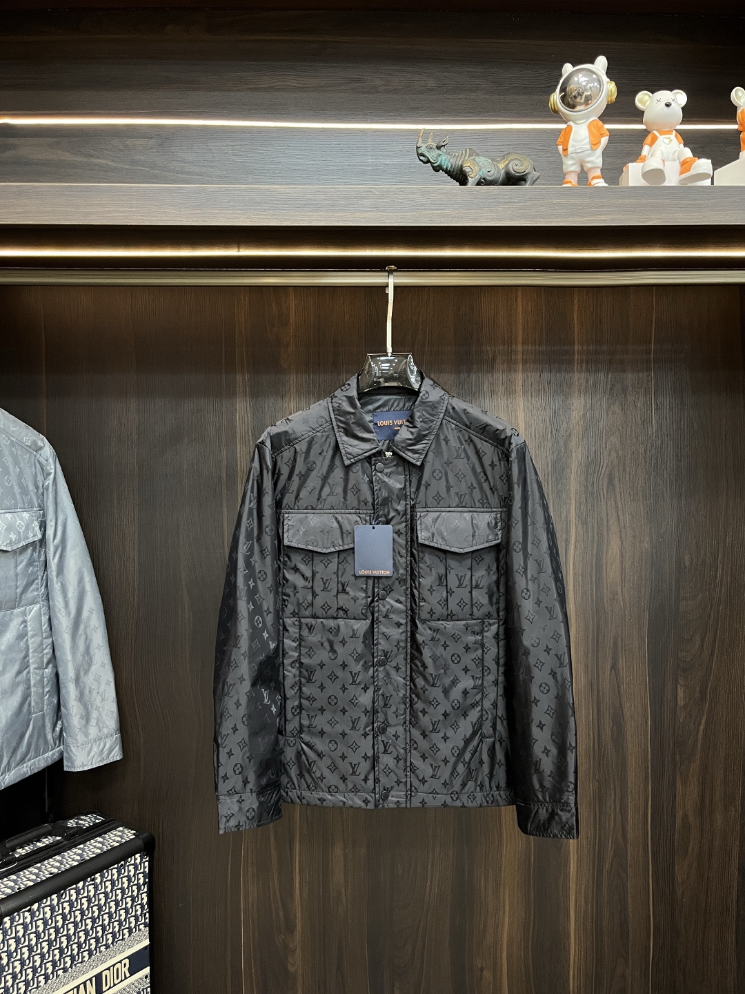 NO:515494,LV Ss early autumn new style released donkey brand lapel jacket, autumn hot-sized thin cotton jacket, jacquard fabric thin cotton jacket, comfortable and slim when worn, lazy and casual, combined with clean and simple colors, it is particularly durable and suitable for daily wear~ I love to launch sports items embellished with vitality prints!  Size M-3XL complete three standards/8607 H new model first release, louis vuitton,louis vuitton,jackets & coats,jackets & coats,alexander wang19860909LV ss早秋新款发布驴牌翻领夹克外套,秋季爆款夹薄棉夹克,提花面料薄棉衣夹克穿上就是舒适自在又显瘦的存在,慵懒而随性,结合干净简单的色系就特别耐看,适合日常穿着~倾情推出缀饰活力印花的运动单品！ 尺码M-3XL 三标齐全/8607 H新款首发,,louis vuitton,louis vuitton,jackets & coats,jackets & coats,alexander wang,Men's clothing