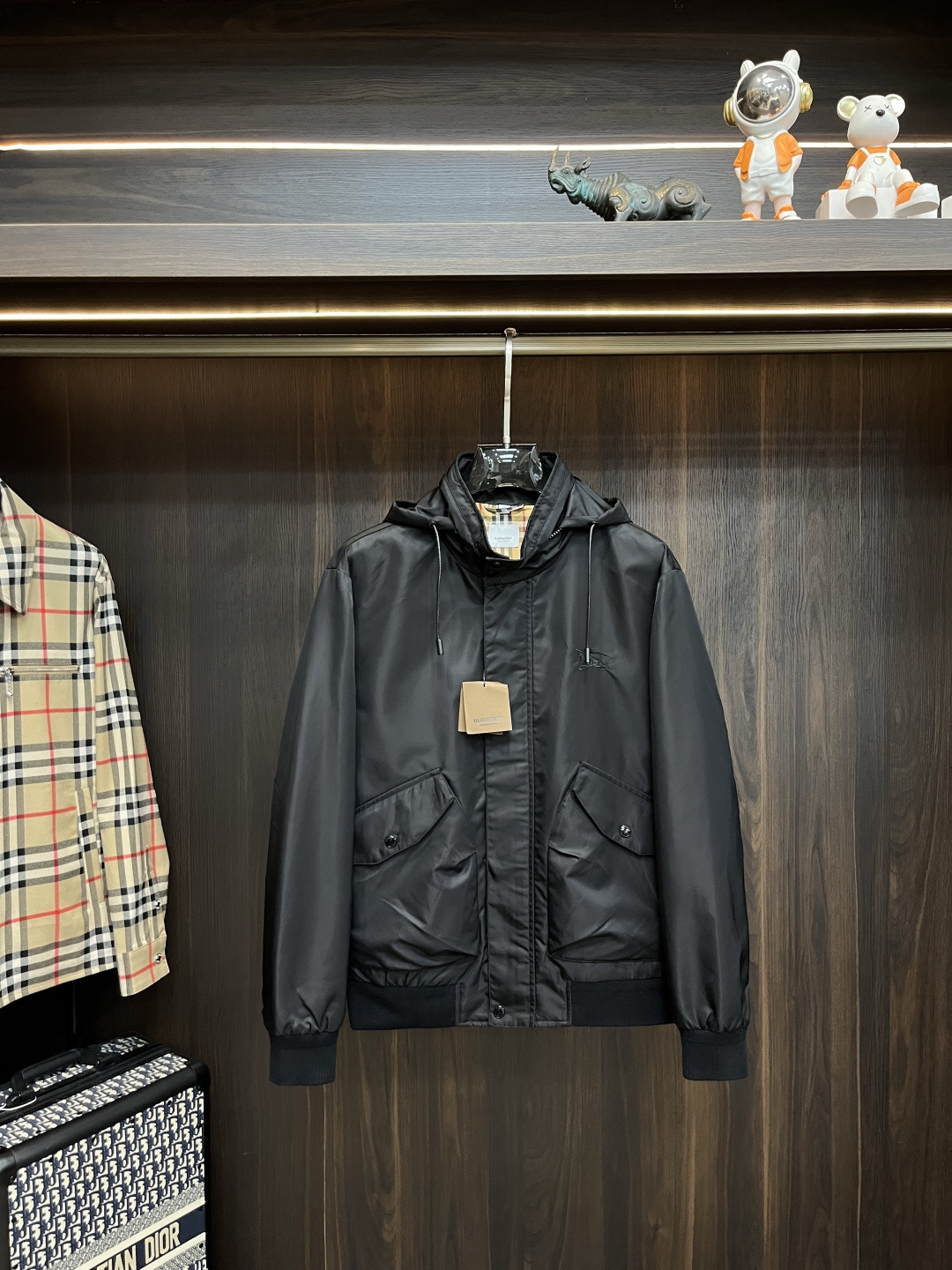 NO:490632,The main recommendation is Burberry Ss's early autumn new style released Burberry hooded jacket, a hot autumn style thin cotton jacket, a war horse embroidered logo plaid inside, a hidden hat design, it is comfortable and comfortable to wear, lazy and casual, combined with a clean and simple color scheme, it is particularly pleasing to look at, suitable for daily wear~ I love to launch sports items embellished with vitality prints!  Size M-3XL, complete three standards, shipped the next day, new H models are launched, burberry, burberry, jackets & coats, jackets & coats, hats, alexander wang19860909主推 Burberry ss早秋新款发布巴宝莉连帽夹克外套,秋季爆款夹薄棉夹克,战马刺绣logo格子内里,隐藏帽设计,穿上就是舒适自在又显瘦的存在,慵懒而随性,结合干净简单的色系就特别耐看,适合日常穿着~倾情推出缀饰活力印花的运动单品！ 尺码M-3XL 三标齐全 隔天出货 H新款首发,,burberry,burberry,jackets & coats,jackets & coats,hats,alexander wang,Men's clothing