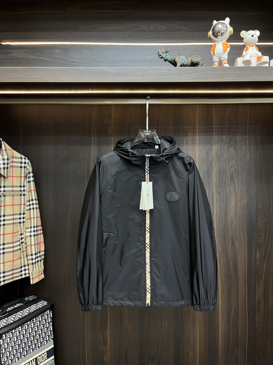 NO:522059,The main recommendation is Burberry 2025ss early autumn new style released Burberry hooded jacket, a hot autumn style thin cotton jacket, a war horse logo. It is comfortable and comfortable to wear. It is lazy and casual, combined with a clean and simple color scheme, which is particularly pleasing to look at. It is suitable for daily wear~ I love to launch sports items embellished with vitality prints!  Size M-3XL, complete three standards, shipped the next day, new H2025 models first launch fhs, burberry, burberry, jackets & coats, jackets & coats, hats, alexander wang19860909主推 Burberry 2025ss早秋新款发布巴宝莉连帽夹克外套,秋季爆款夹薄棉夹克,战马logo 穿上就是舒适自在又显瘦的存在,慵懒而随性,结合干净简单的色系就特别耐看,适合日常穿着~倾情推出缀饰活力印花的运动单品！ 尺码M-3XL 三标齐全 隔天出货 H2025新款首发fhs,,burberry,burberry,jackets & coats,jackets & coats,hats,alexander wang,Men's clothing