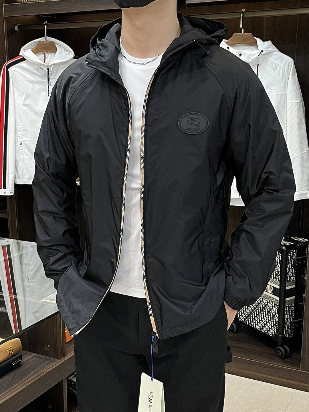 NO:505960,The main recommendation is Burberry Ss's early autumn new style released Burberry hooded jacket, a hot autumn style thin cotton jacket, a war horse logo. It is comfortable and comfortable to wear. It is lazy and casual, combined with a clean and simple color scheme, which is particularly pleasing to look at and suitable for daily wear. It is passionately launched sports items embellished with vibrant prints!  Size M-3XL, complete three standards, shipped the next day, new H models are launched, burberry, burberry, jackets & coats, jackets & coats, hats, alexander wang19860909主推 Burberry ss早秋新款发布巴宝莉连帽夹克外套,秋季爆款夹薄棉夹克,战马logo 穿上就是舒适自在又显瘦的存在,慵懒而随性,结合干净简单的色系就特别耐看,适合日常穿着~倾情推出缀饰活力印花的运动单品！ 尺码M-3XL 三标齐全 隔天出货 H新款首发,,burberry,burberry,jackets & coats,jackets & coats,hats,alexander wang,Men's clothing