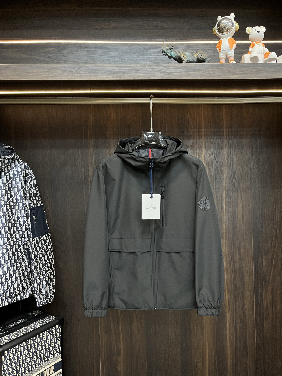 NO:515491,Moncler Ss's early autumn new style released a cover-mouthed hooded jacket, a hot autumn style thin cotton jacket, a war horse logo. It is comfortable and comfortable to wear. It is lazy and casual, combined with a clean and simple color scheme, which is particularly pleasing to look at and suitable for daily wear. It is passionately launched sports items embellished with vibrant prints!  Size M-3XL complete three standards /883 H new model first release, Moncler, jackets & coats, jackets & coats,hats,alexander wang19860909Moncler ss早秋新款发布蒙口连帽夹克外套,秋季爆款夹薄棉夹克,战马logo 穿上就是舒适自在又显瘦的存在,慵懒而随性,结合干净简单的色系就特别耐看,适合日常穿着~倾情推出缀饰活力印花的运动单品！ 尺码M-3XL 三标齐全 /883 H新款首发,,Moncler,jackets & coats,jackets & coats,hats,alexander wang,Men's clothing