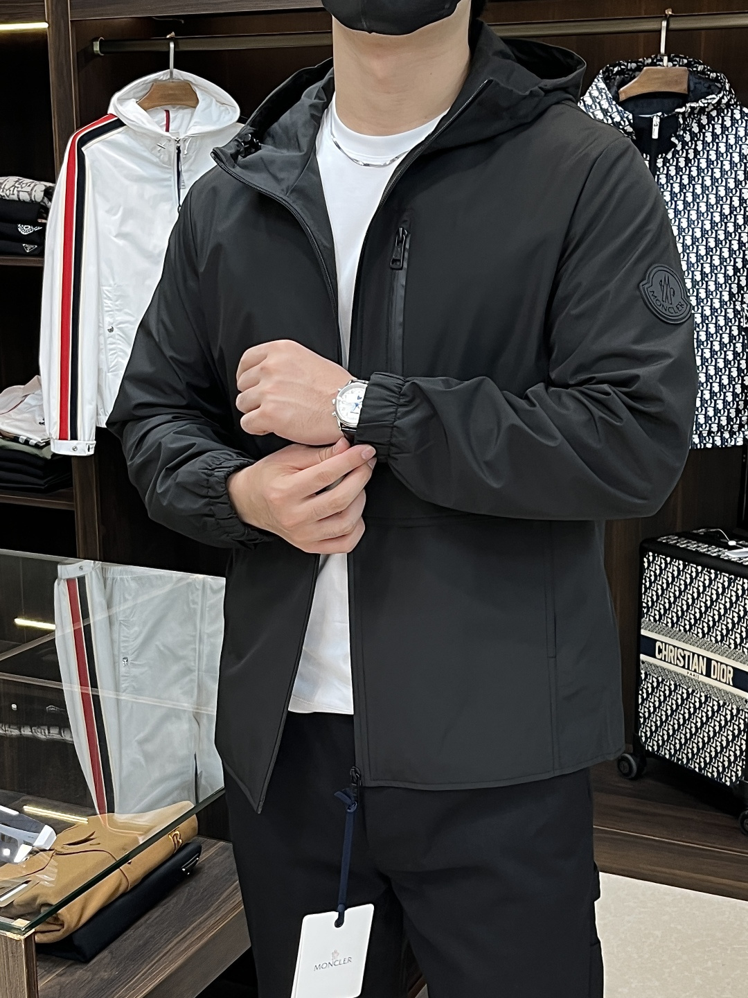 NO:505965,The main recommendation is the new early autumn style of Moncler Ss. The new hooded jacket with a covert mouth, a popular autumn style thin cotton jacket, and a war horse logo. It is comfortable and comfortable to wear. It is lazy and casual, combined with a clean and simple color scheme, which is particularly pleasing to look at and suitable for daily wear. It is passionately launched sports items embellished with vibrant prints!  Size M-3XL, complete three standards, shipped the next day, new H models are launched, Moncler, jackets & coats, jackets & coats, hats, alexander wang19860909主推 Moncler ss早秋新款发布蒙口连帽夹克外套,秋季爆款夹薄棉夹克,战马logo 穿上就是舒适自在又显瘦的存在,慵懒而随性,结合干净简单的色系就特别耐看,适合日常穿着~倾情推出缀饰活力印花的运动单品！ 尺码M-3XL 三标齐全 隔天出货 H新款首发,,Moncler,jackets & coats,jackets & coats,hats,alexander wang,Men's clothing