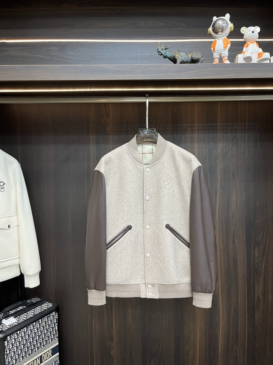 NO:507513,The main recommendation is the latest LP baseball collar casual jacket for autumn and winter. High-end quality, woolen fabric, leather splicing sleeves, and the fabric hardware is customized 1:1 in the counter, breathable and comfortable, suitable for fabrics. The logo adopts the current popular embroidery design. The upper body is handsome and stylish, without any restraint, and the upper body is super comfortable!  The whole piece is super cool and upscale!  The upper body is not thick, showing the fashionable and personalized atmosphere!  Number of codes: M-XXXL H new model first release, loro piana, jackets & coats, alexander wang19860909主推 LP 1995ss秋冬最新款LP棒球领休闲外套 高端品质、毛呢面料真皮拼接袖,版型面料五金都是专柜1:1定制,透气舒适合成面料,Logo采用时下流行刺绣设计,上身帅气有型,一点不拘束、上身超级舒适！整件超级酷炫上档次！上身不厚重,尽显时尚个性气息！ 码数:M-XXXL H新款首发,,loro piana,jackets & coats,alexander wang,Men's clothing