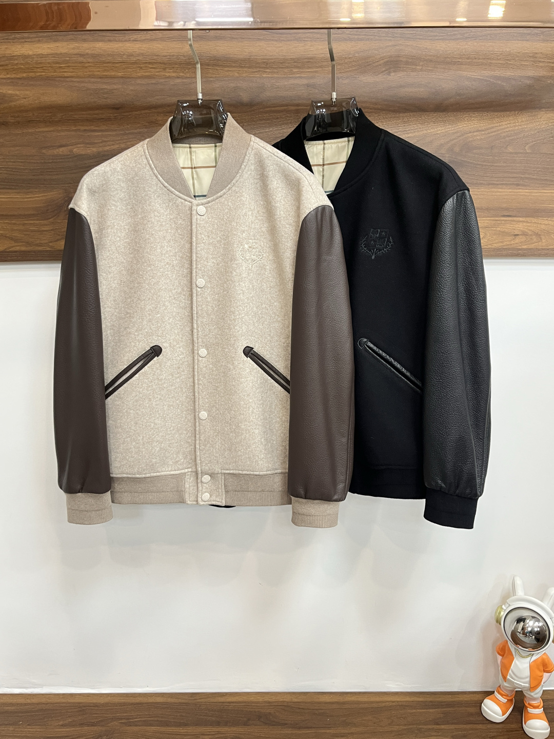 NO:541332,The main recommendation is the latest LP baseball collar casual jacket for autumn and winter. High-end quality, woolen fabric, leather splicing sleeves, and the fabric hardware is customized 1:1 in the counter. It is breathable and comfortable and suitable for fabrics. The logo adopts the current popular embroidery design. The upper body is handsome and stylish, without any restraint, and the upper body is super comfortable!  The whole piece is super cool and upscale!  The upper body is not thick, showing the fashionable and personalized atmosphere!  Number of codes: M-XXXL H new model first release, loro piana, jackets & coats, alexander wang19860909主推 LP 1995ss秋冬最新款LP棒球领休闲外套 高端品质、毛呢面料真皮拼接袖,版型面料五金都是专柜1:1定制,透气舒适合成面料,Logo采用时下流行刺绣设计,上身帅气有型,一点不拘束、上身超级舒适！整件超级酷炫上档次！上身不厚重,尽显时尚个性气息！ 码数:M-XXXL H新款首发,,loro piana,jackets & coats,alexander wang,Men's clothing