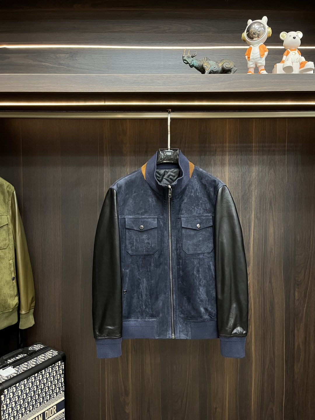 NO:507516,The main recommendation is the latest LP stand-alone casual jacket for autumn and winter. High-end quality, wool fabric genuine leather splicing sleeves, the fabric hardware is customized 1:1 in the counter, breathable and comfortable, suitable for fabrics. The logo adopts the current popular embroidery design. The upper body is handsome and stylish, without any restraint, and the upper body is super comfortable!  The whole piece is super cool and upscale!  The upper body is not thick, showing the fashionable and personalized atmosphere!  Number of codes: M-XXXL H new model first release, loro piana, jackets & coats, alexander wang19860909主推 LP 1995ss秋冬最新款LP立领休闲外套 高端品质、毛呢面料真皮拼接袖,版型面料五金都是专柜1:1定制,透气舒适合成面料,Logo采用时下流行刺绣设计,上身帅气有型,一点不拘束、上身超级舒适！整件超级酷炫上档次！上身不厚重,尽显时尚个性气息！ 码数:M-XXXL H新款首发,,loro piana,jackets & coats,alexander wang,Men's clothing