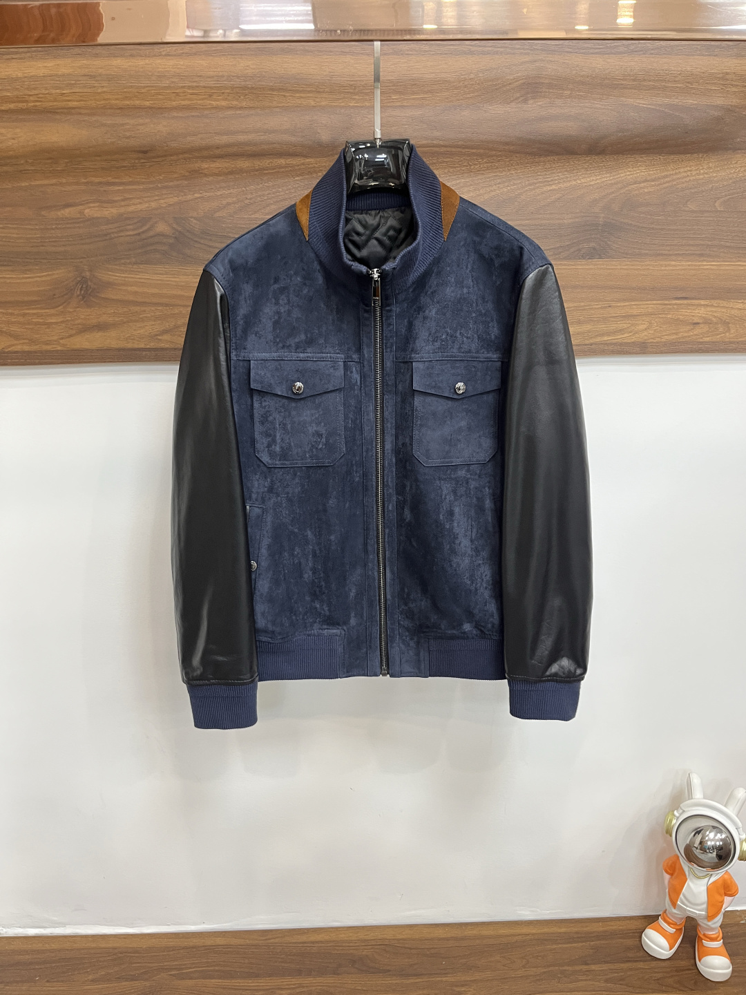 NO:541335,The main recommendation is the latest LP stand-alone casual jacket for autumn and winter. High-end quality, wool fabric genuine leather splicing sleeves, the fabric hardware is customized 1:1 in the counter, breathable and comfortable, suitable for fabrics. The logo adopts the current popular embroidery design. The upper body is handsome and stylish, without any restraint, and the upper body is super comfortable!  The whole piece is super cool and upscale!  The upper body is not thick, showing the fashionable and personalized atmosphere!  Number of codes: M-XXXL H new model first release, loro piana, jackets & coats, alexander wang19860909主推 LP 1995ss秋冬最新款LP立领休闲外套 高端品质、毛呢面料真皮拼接袖,版型面料五金都是专柜1:1定制,透气舒适合成面料,Logo采用时下流行刺绣设计,上身帅气有型,一点不拘束、上身超级舒适！整件超级酷炫上档次！上身不厚重,尽显时尚个性气息！ 码数:M-XXXL H新款首发,,loro piana,jackets & coats,alexander wang,Men's clothing