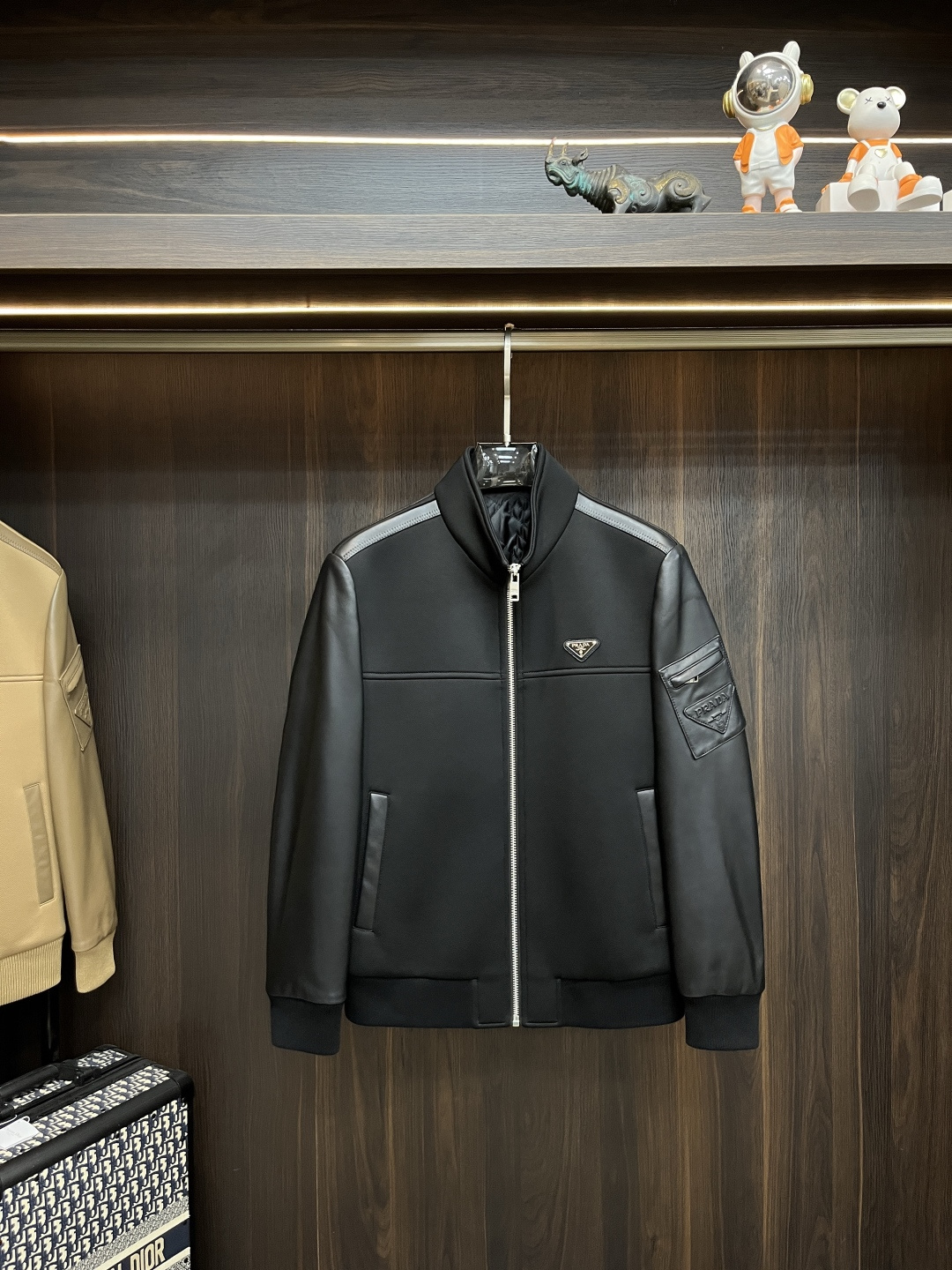 NO:507521,The latest Prada ss autumn and winter Prada stand-up collar casual jacket, high-end quality, wool fabric genuine leather splicing sleeves, the style fabric hardware is customized 1:1 in the counter, breathable and comfortable, suitable for fabrics, the logo adopts the current popular embroidery design, the upper body is handsome and stylish, not restrained at all, and the upper body is super comfortable!  The whole piece is super cool and upscale!  The upper body is not thick, showing the fashionable and personalized atmosphere!  Number of codes: M-XXXL H new model first release, prada, prada, jackets & coats, alexander wang19860909主推 Prada ss秋冬最新款普拉达立领休闲外套 高端品质、毛呢面料真皮拼接袖,版型面料五金都是专柜1:1定制,透气舒适合成面料,Logo采用时下流行刺绣设计,上身帅气有型,一点不拘束、上身超级舒适！整件超级酷炫上档次！上身不厚重,尽显时尚个性气息！ 码数:M-XXXL H新款首发,,prada,prada,jackets & coats,alexander wang,Men's clothing