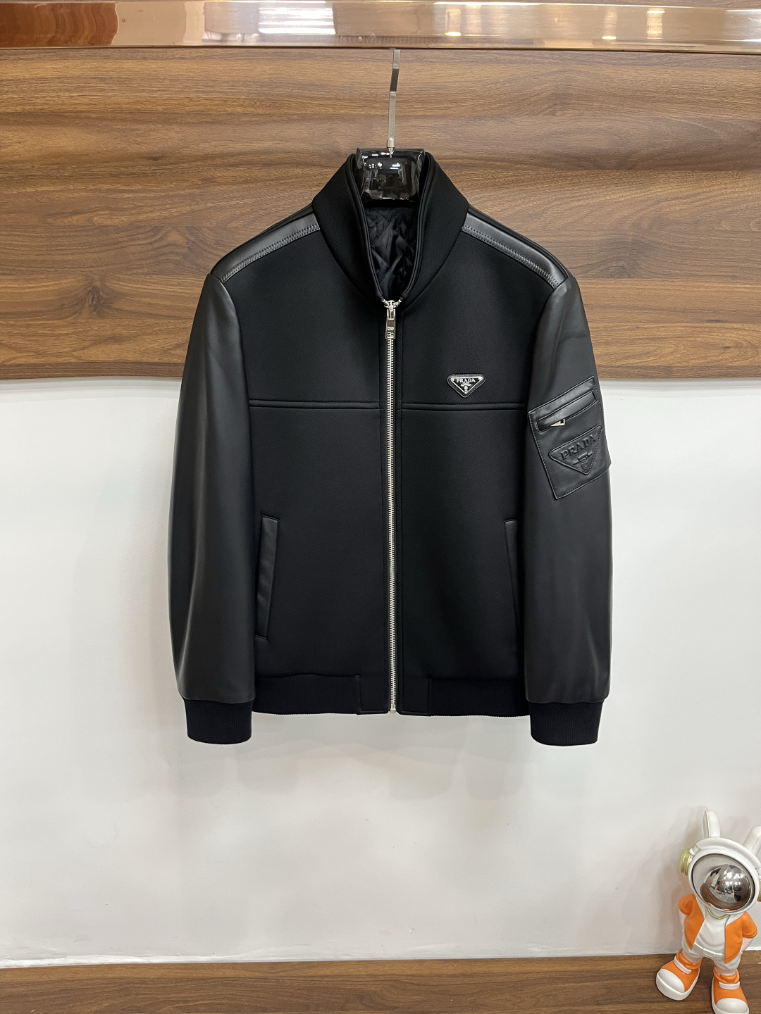 NO:541338,The latest Prada 2025ss autumn and winter Prada stand-up collar casual jacket, high-end quality, wool fabric genuine leather splicing sleeves, the style fabric hardware is customized 1:1 in the counter, breathable and comfortable, suitable for fabrics, the logo adopts the current popular embroidery design, the upper body is handsome and stylish, not restrained at all, and the upper body is super comfortable!  The whole piece is super cool and upscale!  The upper body is not thick, showing the fashionable and personalized atmosphere!  Number of codes: M-XXXL H2025 new model first release, prada, prada, jackets & coats, alexander wang19860909主推 Prada 2025ss秋冬最新款普拉达立领休闲外套 高端品质、毛呢面料真皮拼接袖,版型面料五金都是专柜1:1定制,透气舒适合成面料,Logo采用时下流行刺绣设计,上身帅气有型,一点不拘束、上身超级舒适！整件超级酷炫上档次！上身不厚重,尽显时尚个性气息！ 码数:M-XXXL H2025新款首发,,prada,prada,jackets & coats,alexander wang,Men's clothing