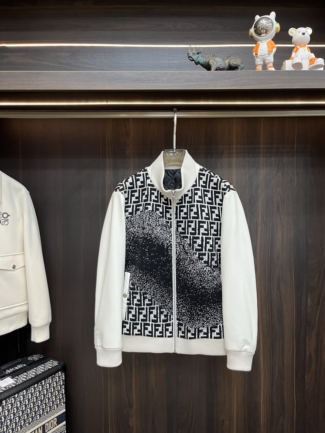 NO:507524,The latest Fendi Ss autumn and winter Fendi stand-collar casual jacket, high-end quality, wool fabric genuine leather splicing sleeves, the style fabric hardware is customized 1:1 in the counter, breathable and comfortable, suitable for fabrics, the logo adopts the current popular embroidery design, the upper body is handsome and stylish, not restrained at all, and the upper body is super comfortable!  The whole piece is super cool and upscale!  The upper body is not thick, showing the fashionable and personalized atmosphere!  Number of codes: M-XXXL H new model first release, fendi, fendi, jackets & coats, alexander wang19860909主推 Fendi ss秋冬最新款芬迪立领休闲外套 高端品质、毛呢面料真皮拼接袖,版型面料五金都是专柜1:1定制,透气舒适合成面料,Logo采用时下流行刺绣设计,上身帅气有型,一点不拘束、上身超级舒适！整件超级酷炫上档次！上身不厚重,尽显时尚个性气息！ 码数:M-XXXL H新款首发,,fendi,fendi,jackets & coats,alexander wang,Men's clothing