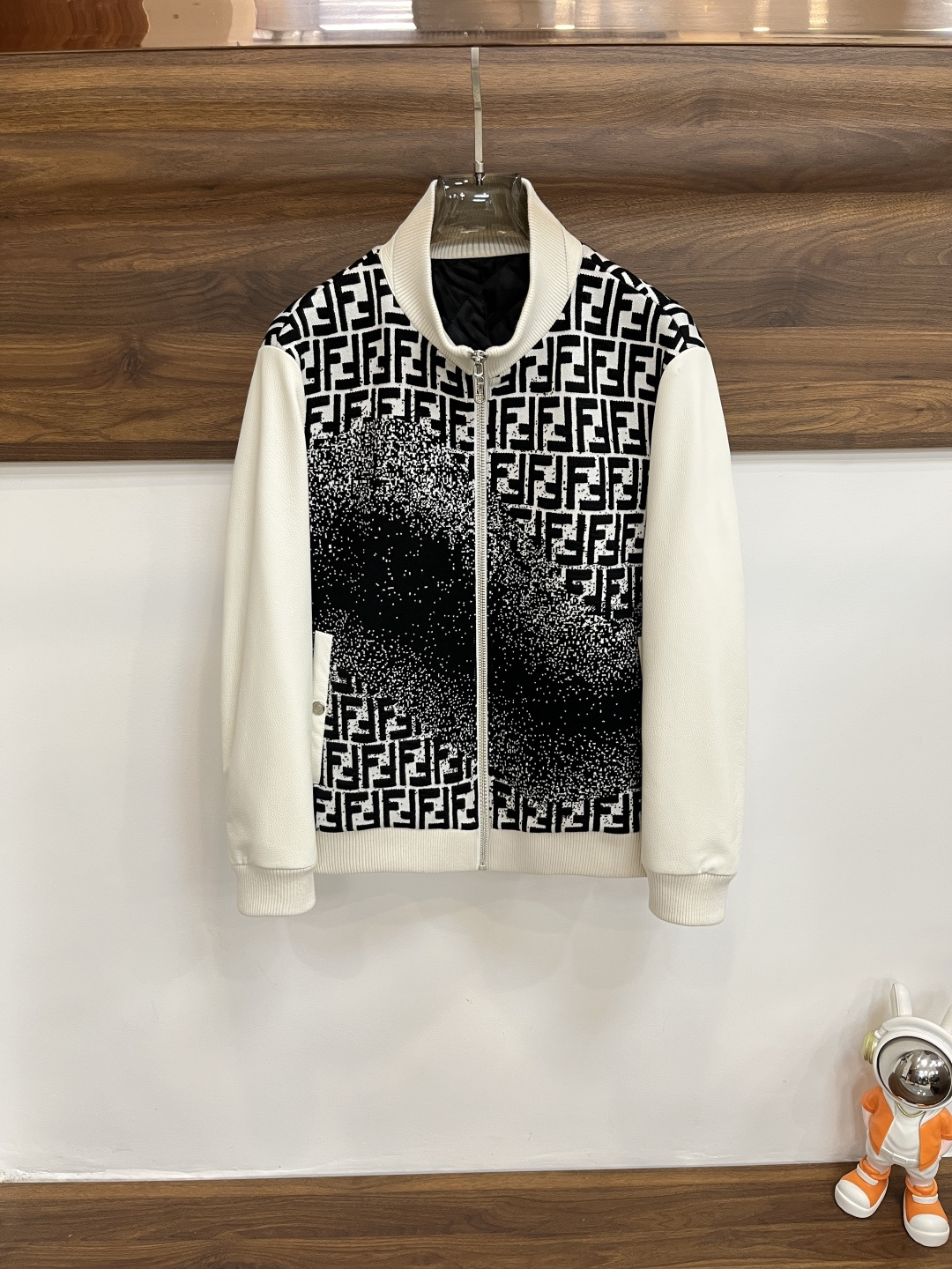 NO:541312,The main recommendation is Fendi 2025ss autumn and winter latest Fendi stand collar casual jacket, high-end quality, wool fabric genuine leather splicing sleeves, the style fabric hardware is customized 1:1 in the counter, breathable and comfortable, suitable for fabrics, the logo adopts the current popular embroidery design, the upper body is handsome and stylish, not restrained at all, and the upper body is super comfortable!  The whole piece is super cool and upscale!  The upper body is not thick, showing the fashionable and personalized atmosphere!  Number of codes: M-XXXL H2025 new model first release, fendi, fendi, jackets & coats, alexander wang19860909主推 Fendi 2025ss秋冬最新款芬迪立领休闲外套 高端品质、毛呢面料真皮拼接袖,版型面料五金都是专柜1:1定制,透气舒适合成面料,Logo采用时下流行刺绣设计,上身帅气有型,一点不拘束、上身超级舒适！整件超级酷炫上档次！上身不厚重,尽显时尚个性气息！ 码数:M-XXXL H2025新款首发,,fendi,fendi,jackets & coats,alexander wang,Men's clothing