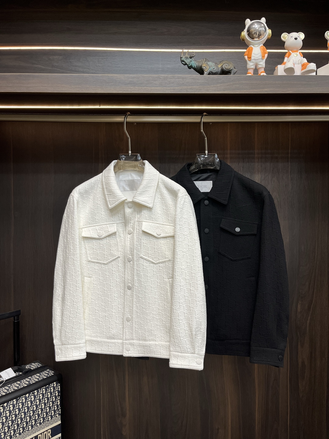 NO:515500,Dior Ss' latest autumn and winter Dior lapel casual jacket, high-end quality, woolen jacquard fabric, and the shape fabric hardware are customized 1:1 in the counter, breathable and comfortable, suitable for fabrics. The logo adopts the current popular embroidery design, the upper body is handsome and stylish, without any restraint, and the upper body is super comfortable!  The whole piece is super cool and upscale!  The upper body is not thick, showing the fashionable and personalized atmosphere!  Number of codes: M-XXXL H new model first release, dior, dior, jackets & coats, alexander wang19860909Dior ss秋冬最新款迪奥翻领休闲外套 高端品质、毛呢提花面料,版型面料五金都是专柜1:1定制,透气舒适合成面料,Logo采用时下流行刺绣设计,上身帅气有型,一点不拘束、上身超级舒适！整件超级酷炫上档次！上身不厚重,尽显时尚个性气息！ 码数:M-XXXL H新款首发,,dior,dior,jackets & coats,alexander wang,Men's clothing