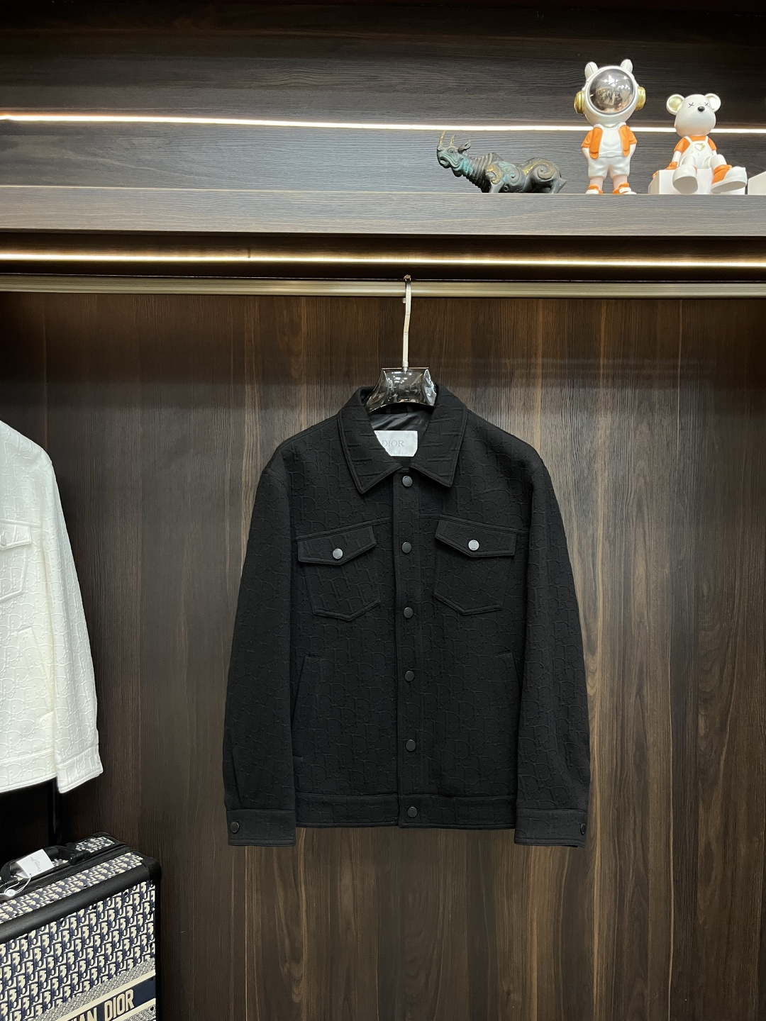 NO:490637,The latest Dior ss autumn and winter Dior lapel casual jacket, high-end quality, woolen jacquard fabric, the style fabric hardware is customized 1:1 in the counter, breathable and comfortable, suitable for fabrics. The logo adopts the current popular embroidery design, the upper body is handsome and stylish, not restrained at all, and the upper body is super comfortable!  The whole piece is super cool and upscale!  The upper body is not thick, showing the fashionable and personalized atmosphere!  Number of codes: M-XXXL H new model first release, dior, dior, jackets & coats, alexander wang19860909主推 Dior ss秋冬最新款迪奥翻领休闲外套 高端品质、毛呢提花面料,版型面料五金都是专柜1:1定制,透气舒适合成面料,Logo采用时下流行刺绣设计,上身帅气有型,一点不拘束、上身超级舒适！整件超级酷炫上档次！上身不厚重,尽显时尚个性气息！ 码数:M-XXXL H新款首发,,dior,dior,jackets & coats,alexander wang,Men's clothing