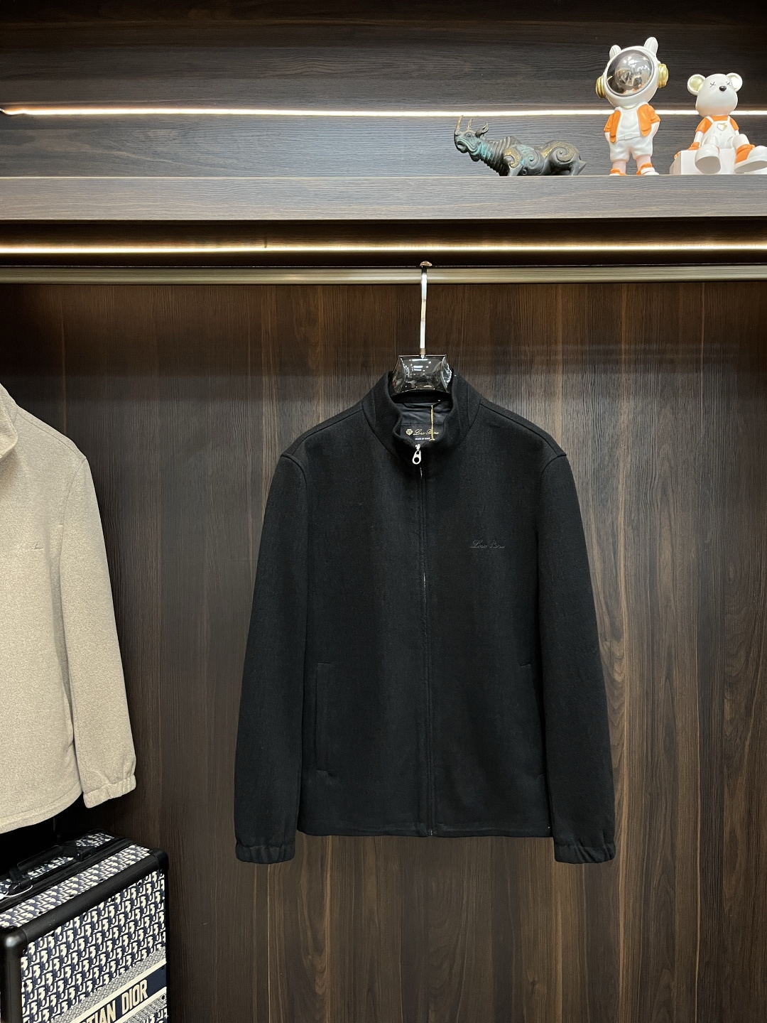 NO:507423,The latest LP stand-alone casual jacket for autumn and winter, high-end quality, wool nylon jacket jacket, letter logo embroidery, and the fabric hardware are customized 1:1 in the counter, breathable and comfortable, suitable for fabrics. The logo adopts the current popular embroidery design, the upper body is handsome and stylish, without any restraint, and the upper body is super comfortable!  The whole piece is super cool and upscale!  The upper body is not thick, showing the fashionable and personalized atmosphere!  Number of codes: M-XXXL H new model first release, loro piana, jackets & coats, jackets & coats, alexander wang19860909主推 L P 1995ss秋冬最新款LP立领休闲外套 高端品质、羊毛尼夹克外套夹克,字母logo刺绣,版型面料五金都是专柜1:1定制,透气舒适合成面料,Logo采用时下流行刺绣设计,上身帅气有型,一点不拘束、上身超级舒适！整件超级酷炫上档次！上身不厚重,尽显时尚个性气息！ 码数:M-XXXL H新款首发,,loro piana,jackets & coats,jackets & coats,alexander wang,Men's clothing