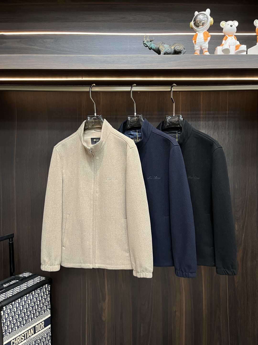 NO:490643,The latest LP stand-alone casual jacket for autumn and winter, high-end quality, wool nylon jacket jacket, letter logo embroidery, and the fabric hardware are customized 1:1 in the counter, breathable and comfortable, suitable for fabrics. The logo adopts the current popular embroidery design, the upper body is handsome and stylish, without any restraint, and the upper body is super comfortable!  The whole piece is super cool and upscale!  The upper body is not thick, showing the fashionable and personalized atmosphere!  Number of codes: M-XXXL H new model first release, loro piana, jackets & coats, jackets & coats, alexander wang19860909主推 L P 1995ss秋冬最新款LP立领休闲外套 高端品质、羊毛尼夹克外套夹克,字母logo刺绣,版型面料五金都是专柜1:1定制,透气舒适合成面料,Logo采用时下流行刺绣设计,上身帅气有型,一点不拘束、上身超级舒适！整件超级酷炫上档次！上身不厚重,尽显时尚个性气息！ 码数:M-XXXL H新款首发,,loro piana,jackets & coats,jackets & coats,alexander wang,Men's clothing