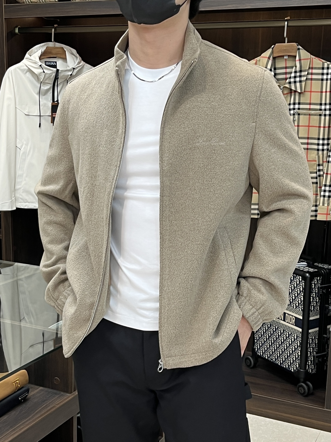 NO:511852,The latest LP stand-alone casual jacket for autumn and winter, high-end quality, wool nylon jacket jacket, letter logo embroidery, and the fabric hardware are all customized 1:1 in the counter, breathable and comfortable, suitable for fabrics. The logo adopts the current popular embroidery design, the upper body is handsome and stylish, without any restraint, and the upper body is super comfortable!  The whole piece is super cool and upscale!  The upper body is not thick, showing the fashionable and personalized atmosphere!  Number of codes: M-XXXL H new model first release, loro piana, jackets & coats, jackets & coats, alexander wang19860909主推 L P 1990ss秋冬最新款LP立领休闲外套 高端品质、羊毛尼夹克外套夹克,字母logo刺绣,版型面料五金都是专柜1:1定制,透气舒适合成面料,Logo采用时下流行刺绣设计,上身帅气有型,一点不拘束、上身超级舒适！整件超级酷炫上档次！上身不厚重,尽显时尚个性气息！ 码数:M-XXXL H新款首发,,loro piana,jackets & coats,jackets & coats,alexander wang,Men's clothing