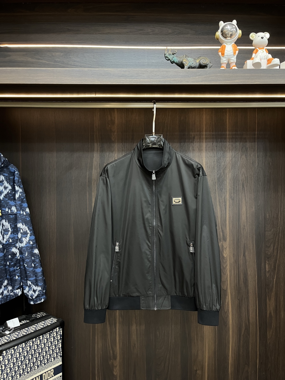 NO:490649,The latest D&G 2025ss autumn and winter Dolce & Gabbana stand-up collar casual jacket, thin cotton jacket, metal logo badge, and style fabric hardware are all customized 1:1 in the counter, breathable and comfortable, suitable for fabrics. The logo adopts the current popular embroidery design, the upper body is handsome and stylish, without any restraint, and the upper body is super comfortable!  The whole piece is super cool and upscale!  The upper body is not thick, showing the fashionable and personalized atmosphere!  Number of codes: M-XXXL H2025 new model first release, Dolce&Gabbana, Dolce&Gabbana, jackets & coats, jackets & coats, alexander wang19860909主推 D&G 2025ss秋冬最新款杜嘉班纳立领休闲外套 夹薄棉外套夹克,金属logo胸牌,版型面料五金都是专柜1:1定制,透气舒适合成面料,Logo采用时下流行刺绣设计,上身帅气有型,一点不拘束、上身超级舒适！整件超级酷炫上档次！上身不厚重,尽显时尚个性气息！ 码数:M-XXXL H2025新款首发,,Dolce&Gabbana,Dolce&Gabbana,jackets & coats,jackets & coats,alexander wang,Men's clothing