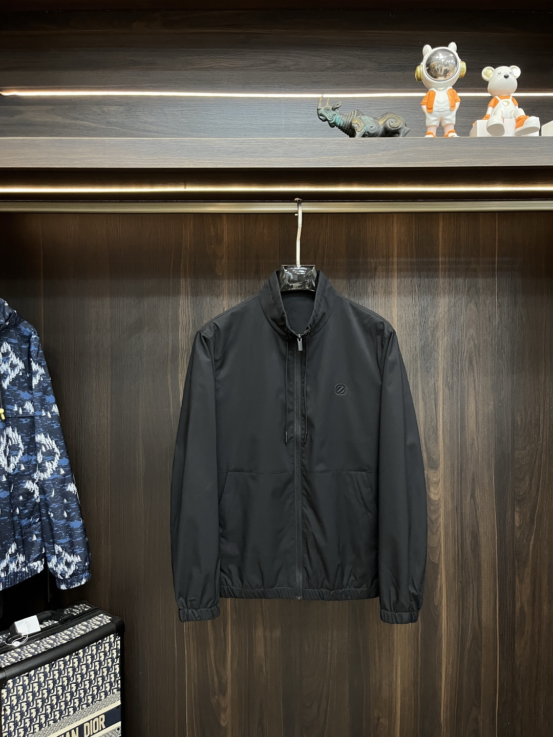 NO:490654,The latest Zegna 2025ss autumn and winter Zegna stand-up collar casual jacket, thin cotton jacket, metal logo breast, and style fabric hardware are all customized 1:1 in the counter, breathable and comfortable, suitable for fabrics. The logo adopts the current popular embroidery design, the upper body is handsome and stylish, without any restraint, and the upper body is super comfortable!  The whole piece is super cool and upscale!  The upper body is not thick, showing the fashionable and personalized atmosphere!  Number of codes: M-XXXL H2025 new model first release, zegna, jackets & coats, jackets & coats, alexander wang19860909主推 Zegna 2025ss秋冬最新款杰尼亚立领休闲外套 夹薄棉外套夹克,金属logo胸牌,版型面料五金都是专柜1:1定制,透气舒适合成面料,Logo采用时下流行刺绣设计,上身帅气有型,一点不拘束、上身超级舒适！整件超级酷炫上档次！上身不厚重,尽显时尚个性气息！ 码数:M-XXXL H2025新款首发,,zegna,jackets & coats,jackets & coats,alexander wang,Men's clothing