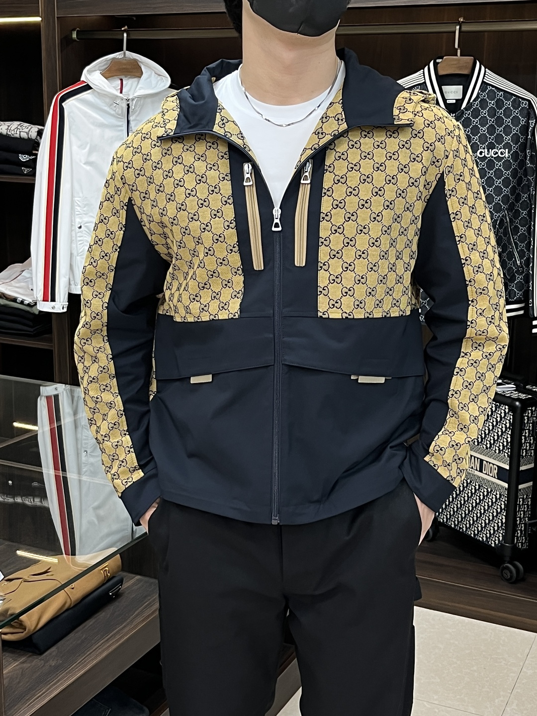 NO:505970,The main recommendation is Gucci Ss's early autumn new model released Gucci hooded jacket, a hot autumn style thin cotton jacket, a double GG embroidery splicing model that makes it comfortable, comfortable and slim, lazy and casual, combined with a clean and simple color scheme, it is particularly pleasing to look at, suitable for daily wear~ I love to launch sports items embellished and energetic prints!  Size M-3XL, complete three standards, shipped the next day, new H models are launched, gucci, jackets & coats, jackets & coats, hats, alexander wang19860909主推 Gucci ss早秋新款发布古琦连帽夹克外套,秋季爆款夹薄棉夹克,双GG刺绣拼接款穿上就是舒适自在又显瘦的存在,慵懒而随性,结合干净简单的色系就特别耐看,适合日常穿着~倾情推出缀饰活力印花的运动单品！ 尺码M-3XL 三标齐全 隔天出货 H新款首发,,gucci,jackets & coats,jackets & coats,hats,alexander wang,Men's clothing