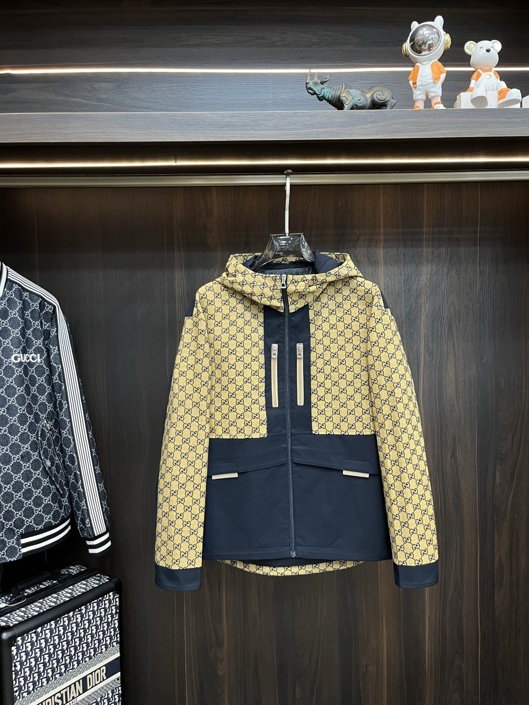 NO:493312,The main recommendation is Gucci Ss's early autumn new model released Gucci hooded jacket, a popular autumn thin cotton jacket, a double GG embroidery splicing model that makes you feel comfortable and slim, lazy and casual, combined with a clean and simple color scheme, it is particularly pleasing to look at and is suitable for daily wear~ I love to launch sports items embellished with vitality prints!  Size M-3XL, complete three standards, shipped the next day, new H models are launched, gucci, jackets & coats, jackets & coats, hats, alexander wang19860909主推 Gucci ss早秋新款发布古琦连帽夹克外套,秋季爆款夹薄棉夹克,双GG刺绣拼接款穿上就是舒适自在又显瘦的存在,慵懒而随性,结合干净简单的色系就特别耐看,适合日常穿着~倾情推出缀饰活力印花的运动单品！ 尺码M-3XL 三标齐全 隔天出货 H新款首发,,gucci,jackets & coats,jackets & coats,hats,alexander wang,Men's clothing