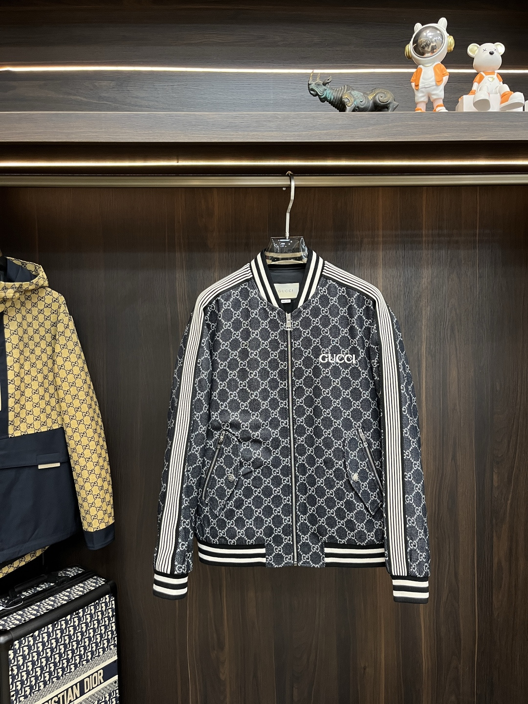 NO:493326,The main recommendation is Gucci Ss's early autumn new style released Gucci baseball collar jacket, a hot autumn style thin cotton jacket, and the letter logo embroidery is comfortable and comfortable and slim. It is lazy and casual, combined with clean and simple colors, it is particularly pleasing to look at and is suitable for daily wear~ I love to launch sports items embroidered with vitality prints!  Size M-3XL, complete three standards, shipped the next day, new H models first launch, gucci, jackets & coats, jackets & coats, alexander wang19860909主推 Gucci ss早秋新款发布古琦棒球领夹克外套,秋季爆款夹薄棉夹克,字母logo刺绣穿上就是舒适自在又显瘦的存在,慵懒而随性,结合干净简单的色系就特别耐看,适合日常穿着~倾情推出缀饰活力印花的运动单品！ 尺码M-3XL 三标齐全 隔天出货 H新款首发,,gucci,jackets & coats,jackets & coats,alexander wang,Men's clothing