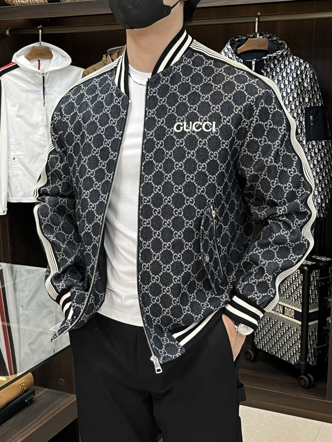 NO:505979,The main recommendation is Gucci Ss's early autumn new style released Gucci baseball collar jacket, a hot autumn style thin cotton jacket, and the letter logo embroidery is comfortable and comfortable and slim. It is lazy and casual, combined with clean and simple colors, it is particularly pleasing to look at and is suitable for daily wear~ I love to launch sports items embroidered with vitality prints!  Size M-3XL, complete three standards, shipped the next day, new H models first launch, gucci, jackets & coats, jackets & coats, alexander wang19860909主推 Gucci ss早秋新款发布古琦棒球领夹克外套,秋季爆款夹薄棉夹克,字母logo刺绣穿上就是舒适自在又显瘦的存在,慵懒而随性,结合干净简单的色系就特别耐看,适合日常穿着~倾情推出缀饰活力印花的运动单品！ 尺码M-3XL 三标齐全 隔天出货 H新款首发,,gucci,jackets & coats,jackets & coats,alexander wang,Men's clothing