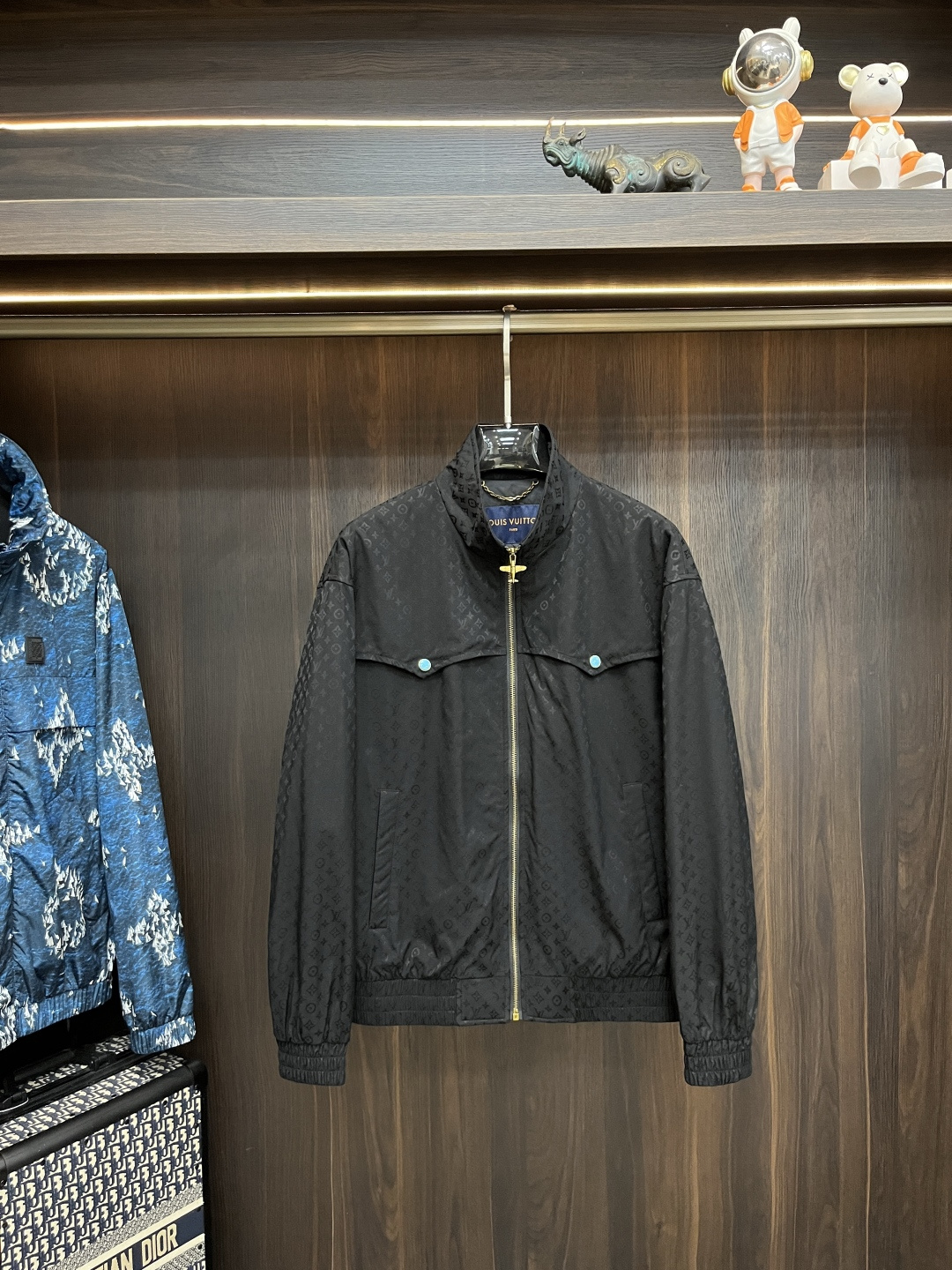 NO:493319,The main recommendation is the new LV Ss early autumn style. The donkey-brand stand-collar jacket is released. The autumn hot-sized thin cotton jacket is a comfortable and comfortable and slim appearance. It is lazy and casual. Combined with a clean and simple color, it is particularly pleasing to look at and is suitable for daily wear. It is full of enthusiasm to launch sports items embellished with vibrant prints!  Size M-3XL, complete three standards, shipped the next day, new H models first launch, louis vuitton, louis vuitton, jackets & coats, jackets & coats, alexander wang19860909主推 LV ss早秋新款发布驴牌立领夹克外套,秋季爆款夹薄棉夹克,字母logo提花穿上就是舒适自在又显瘦的存在,慵懒而随性,结合干净简单的色系就特别耐看,适合日常穿着~倾情推出缀饰活力印花的运动单品！ 尺码M-3XL 三标齐全 隔天出货 H新款首发,,louis vuitton,louis vuitton,jackets & coats,jackets & coats,alexander wang,Men's clothing