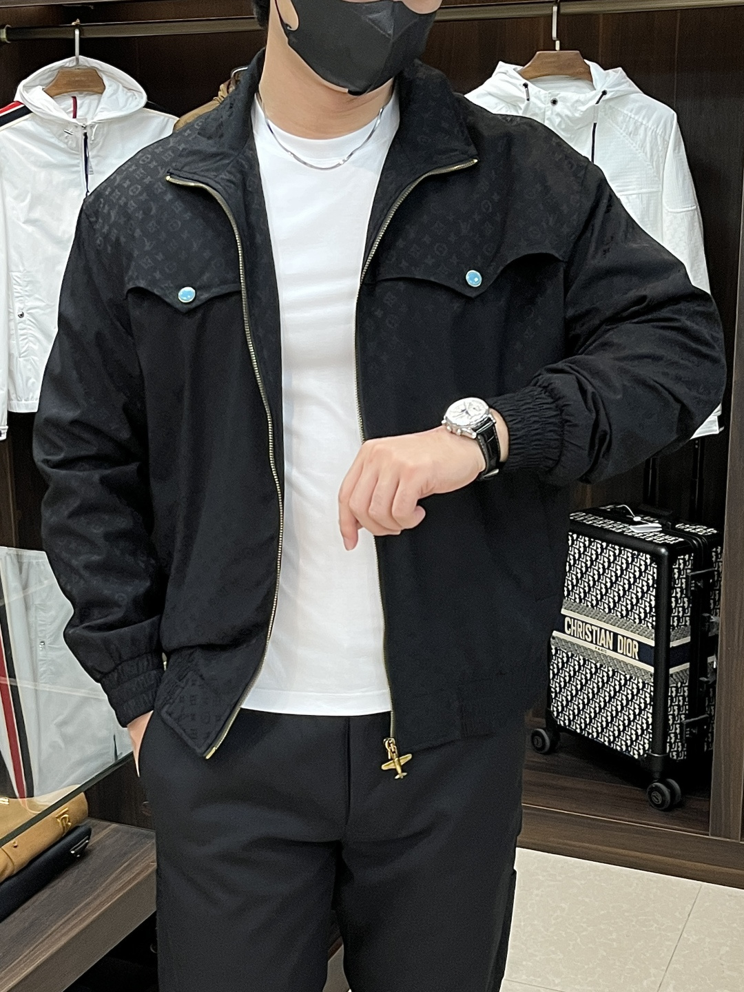 NO:505974,The main recommendation is the new LV Ss early autumn style. The donkey-brand stand-collar jacket is released. The autumn hot-sized thin cotton jacket is a comfortable and comfortable and slim appearance. It is lazy and casual. It is combined with a clean and simple color scheme and is particularly pleasing to look at. It is suitable for daily wear. It is full of enthusiasm to launch sports items embellished with vibrant prints!  Size M-3XL, complete three standards, shipped the next day, new H models first launch, louis vuitton, louis vuitton, jackets & coats, jackets & coats, alexander wang19860909主推 LV ss早秋新款发布驴牌立领夹克外套,秋季爆款夹薄棉夹克,字母logo提花穿上就是舒适自在又显瘦的存在,慵懒而随性,结合干净简单的色系就特别耐看,适合日常穿着~倾情推出缀饰活力印花的运动单品！ 尺码M-3XL 三标齐全 隔天出货 H新款首发,,louis vuitton,louis vuitton,jackets & coats,jackets & coats,alexander wang,Men's clothing