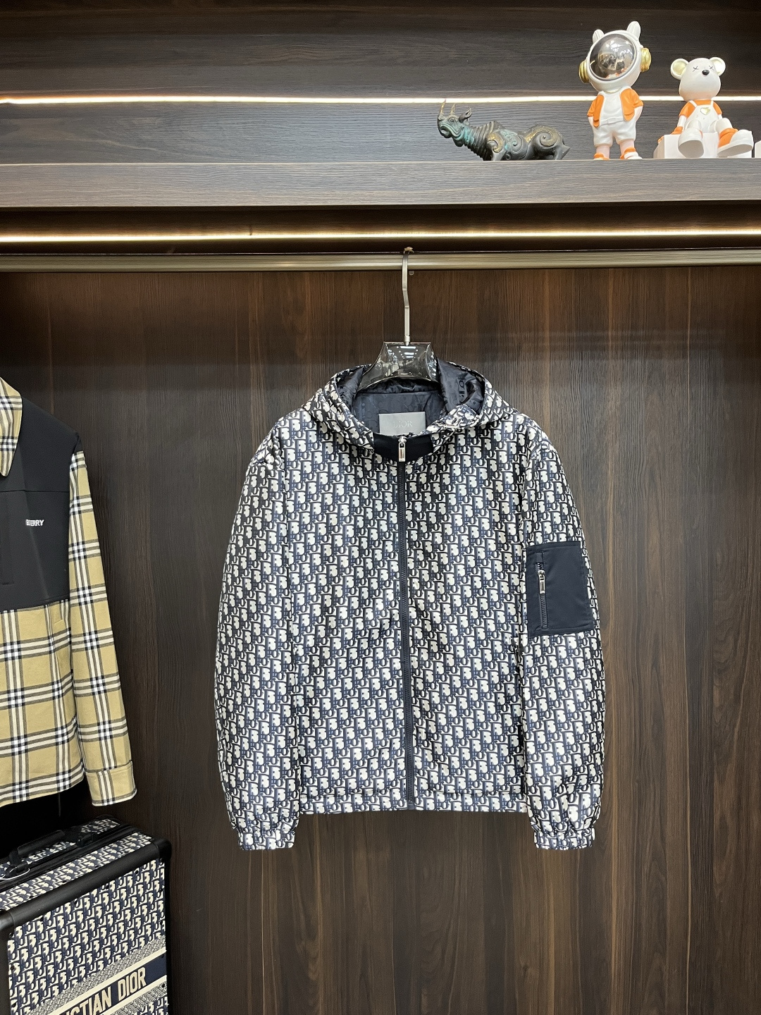 NO:493333,The main recommendation is Dior Ss's early autumn new model released Dior hooded jacket, a popular autumn thin cotton jacket, and a jacquard style with letter logo is comfortable, comfortable and slim. It is lazy and casual, combined with clean and simple colors, it is particularly pleasing to look at and is suitable for daily wear~ I love to launch sports items embellished with vitality prints!  Size M-3XL, complete three standards, shipped the next day, new H models are launched, dior, dior, jackets & coats, jackets & coats, hats, alexander wang19860909主推 Dior ss早秋新款发布迪奥连帽夹克外套,秋季爆款夹薄棉夹克,字母logo提花款穿上就是舒适自在又显瘦的存在,慵懒而随性,结合干净简单的色系就特别耐看,适合日常穿着~倾情推出缀饰活力印花的运动单品！ 尺码M-3XL 三标齐全 隔天出货 H新款首发,,dior,dior,jackets & coats,jackets & coats,hats,alexander wang,Men's clothing