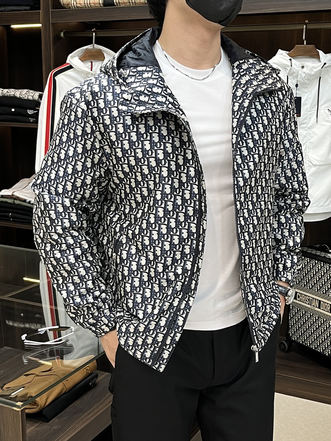 NO:505983,The main recommendation is Dior Ss's early autumn new model released Dior hooded jacket, a popular autumn thin cotton jacket, and a jacquard style with letter logo is comfortable, comfortable and slim. It is lazy and casual, combined with clean and simple colors, it is particularly pleasing to look at and is suitable for daily wear~ I love to launch sports items embellished with vitality prints!  Size M-3XL, complete three standards, shipped the next day, new H models are launched, dior, dior, jackets & coats, jackets & coats, hats, alexander wang19860909主推 Dior ss早秋新款发布迪奥连帽夹克外套,秋季爆款夹薄棉夹克,字母logo提花款穿上就是舒适自在又显瘦的存在,慵懒而随性,结合干净简单的色系就特别耐看,适合日常穿着~倾情推出缀饰活力印花的运动单品！ 尺码M-3XL 三标齐全 隔天出货 H新款首发,,dior,dior,jackets & coats,jackets & coats,hats,alexander wang,Men's clothing