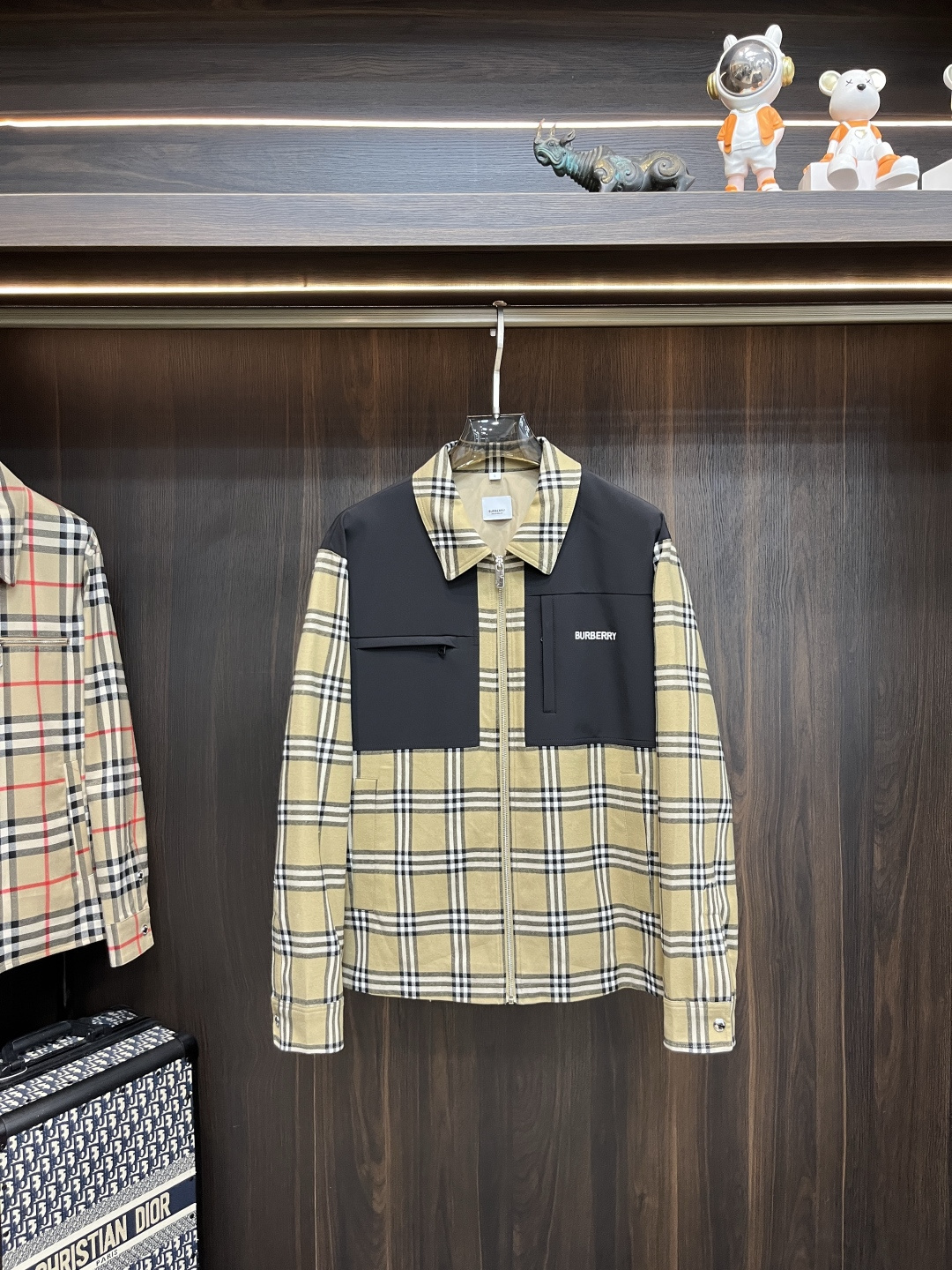 NO:493341,The main recommendation is Burberey Ss's early autumn new style released Burberry lapel jacket, autumn hot-clad thin cotton jacket, letter logo embroidery, plaid splicing jacket, it is comfortable and comfortable to wear, lazy and casual, combined with clean and simple colors, it is particularly durable and suitable for daily wear~ I love to launch sports items embellished with vitality prints!  Size M-3XL, complete three standards, shipped the next day, new H models are launched, burberry, burberry, jackets & coats, jackets & coats, alexander wang19860909主推 Burberey ss早秋新款发布巴宝莉翻领夹克外套,秋季爆款夹薄棉夹克,字母logo刺绣,格子拼接款夹克外套,穿上就是舒适自在又显瘦的存在,慵懒而随性,结合干净简单的色系就特别耐看,适合日常穿着~倾情推出缀饰活力印花的运动单品！ 尺码M-3XL 三标齐全 隔天出货 H新款首发,,burberry,burberry,jackets & coats,jackets & coats,alexander wang,Men's clothing