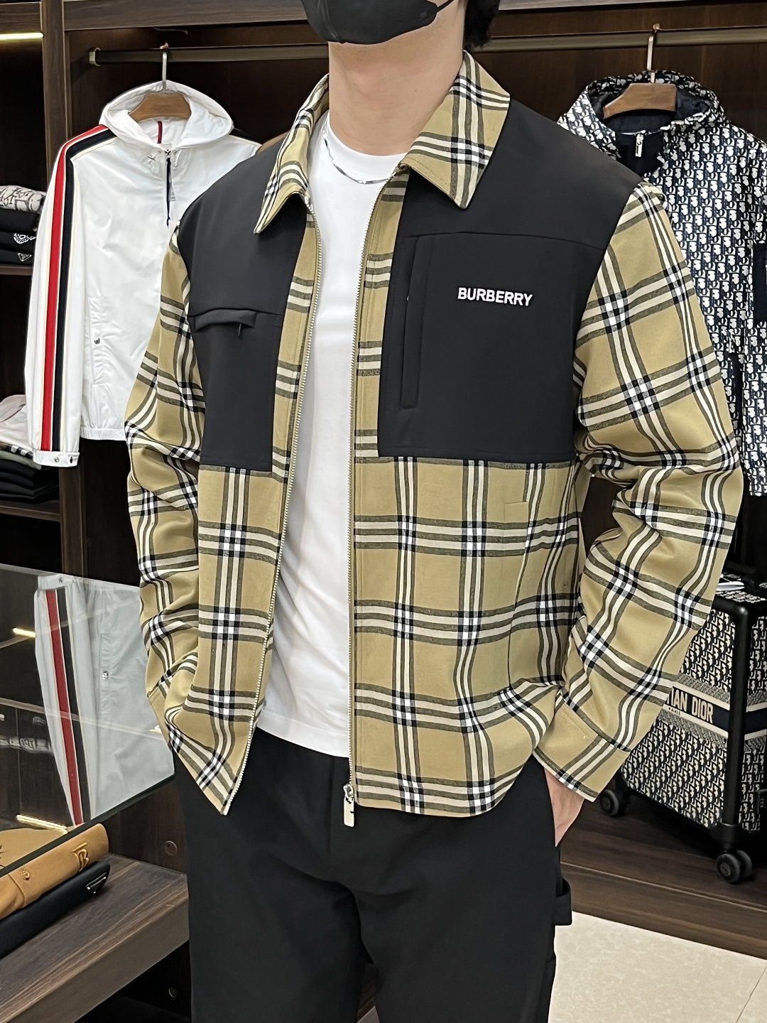 NO:505987,The main recommendation is Burberey Ss's early autumn new style released Burberry lapel jacket, autumn hot-clad thin cotton jacket, letter logo embroidery, plaid splicing jacket, it is comfortable and comfortable to wear, lazy and casual, combined with clean and simple colors, it is particularly durable and suitable for daily wear~ I love to launch sports items embellished with vitality prints!  Size M-3XL, complete three standards, shipped the next day, new H models are launched, burberry, burberry, jackets & coats, jackets & coats, alexander wang19860909主推 Burberey ss早秋新款发布巴宝莉翻领夹克外套,秋季爆款夹薄棉夹克,字母logo刺绣,格子拼接款夹克外套,穿上就是舒适自在又显瘦的存在,慵懒而随性,结合干净简单的色系就特别耐看,适合日常穿着~倾情推出缀饰活力印花的运动单品！ 尺码M-3XL 三标齐全 隔天出货 H新款首发,,burberry,burberry,jackets & coats,jackets & coats,alexander wang,Men's clothing