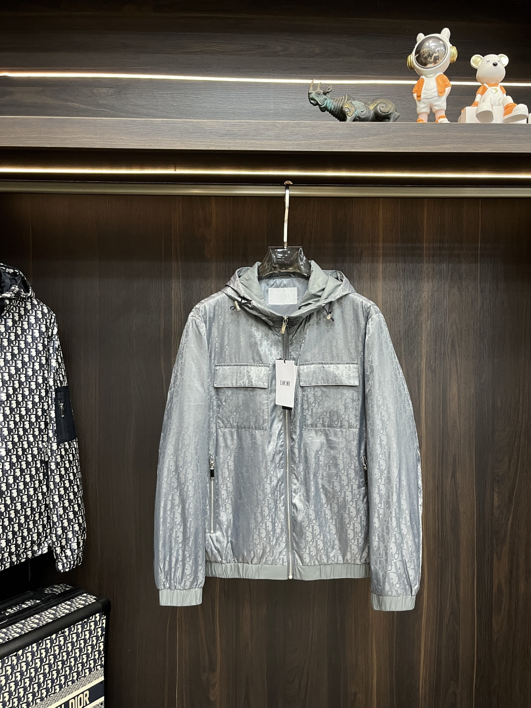 NO:515523,The main recommendation is Dior Ss's early autumn new model released Dior hooded jacket, a hot autumn style thin cotton jacket, and a letter logo jacquard jacket. It is comfortable and comfortable to wear, lazy and casual, combined with clean and simple colors, which is particularly pleasing to look at and suitable for daily wear~ I love to launch sports items embellished with vitality prints!  Size M-3XL, complete three standards, shipped the next day, new H first-time fhs,,dior,dior,jackets & coats,jackets & coats,hats,alexander wang19860909主推 Dior ss早秋新款发布迪奥连帽夹克外套,秋季爆款夹薄棉夹克,字母logo提花款夹克外套,穿上就是舒适自在又显瘦的存在,慵懒而随性,结合干净简单的色系就特别耐看,适合日常穿着~倾情推出缀饰活力印花的运动单品！ 尺码M-3XL 三标齐全 隔天出货 H新款首发fhs,,dior,dior,jackets & coats,jackets & coats,hats,alexander wang,Men's clothing