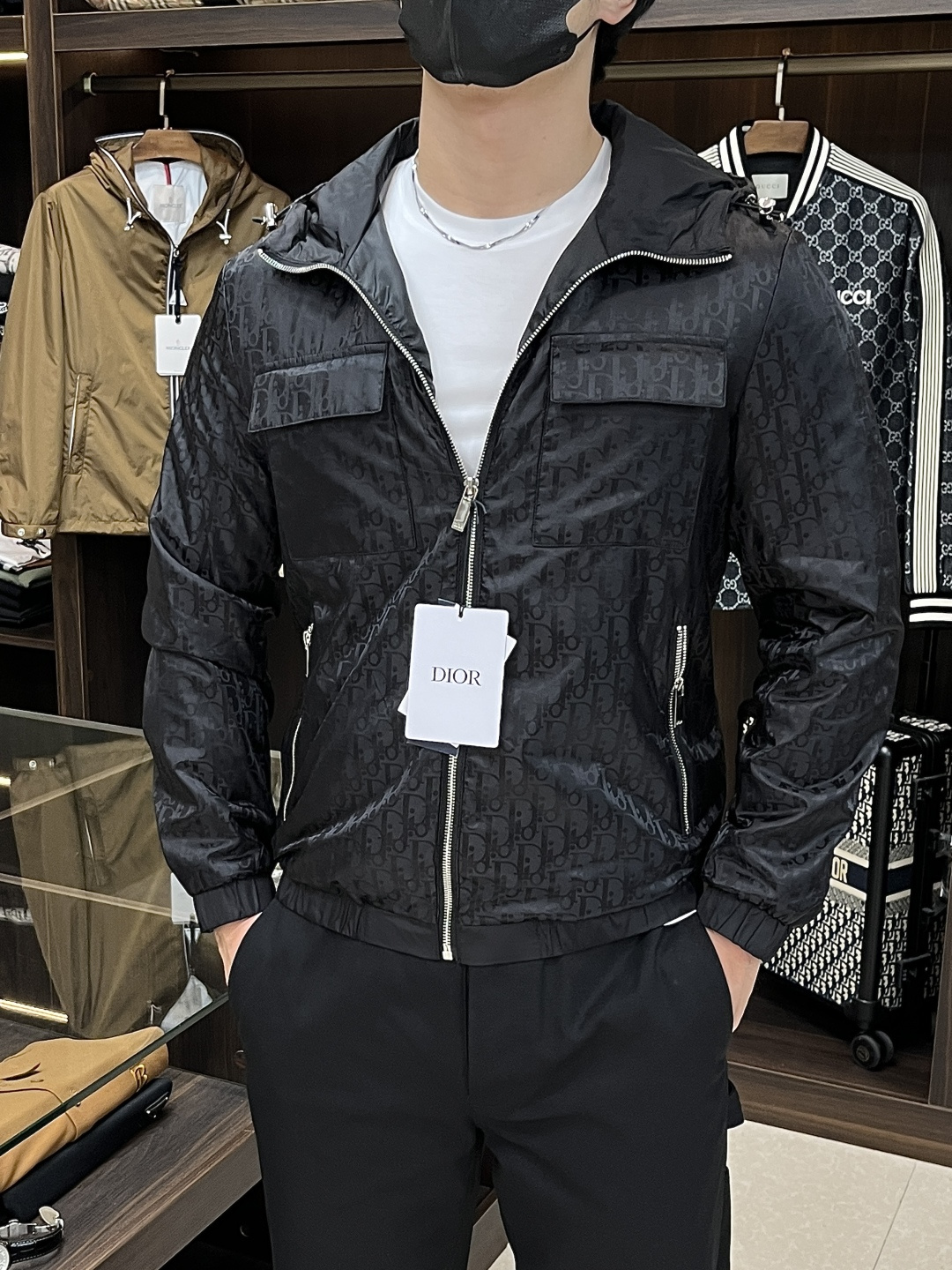 NO:527743,The main recommendation is Dior Ss's early autumn new model released Dior hooded jacket, a hot autumn style thin cotton jacket, and a letter logo jacquard jacket. It is comfortable and comfortable to wear, lazy and casual, combined with clean and simple colors, which is particularly pleasing to look at and suitable for daily wear~ I love to launch sports items embellished with vitality prints!  Size M-3XL, complete three standards, shipped the next day, new H models are launched, dior, dior, jackets & coats, jackets & coats, hats, alexander wang19860909主推 Dior ss早秋新款发布迪奥连帽夹克外套,秋季爆款夹薄棉夹克,字母logo提花款夹克外套,穿上就是舒适自在又显瘦的存在,慵懒而随性,结合干净简单的色系就特别耐看,适合日常穿着~倾情推出缀饰活力印花的运动单品！ 尺码M-3XL 三标齐全 隔天出货 H新款首发,,dior,dior,jackets & coats,jackets & coats,hats,alexander wang,Men's clothing