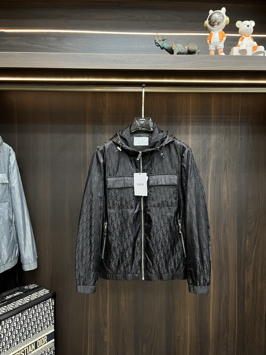 NO:493351,The main recommendation is Dior Ss's early autumn new model released Dior hooded jacket, a hot autumn style thin cotton jacket, and a letter logo jacquard jacket. It is comfortable and comfortable to wear, lazy and casual, combined with clean and simple colors, which is particularly pleasing to look at and suitable for daily wear~ I love to launch sports items embellished with vitality prints!  Size M-3XL, complete three standards, shipped the next day, new H models are launched, dior, dior, jackets & coats, jackets & coats, hats, alexander wang19860909主推 Dior ss早秋新款发布迪奥连帽夹克外套,秋季爆款夹薄棉夹克,字母logo提花款夹克外套,穿上就是舒适自在又显瘦的存在,慵懒而随性,结合干净简单的色系就特别耐看,适合日常穿着~倾情推出缀饰活力印花的运动单品！ 尺码M-3XL 三标齐全 隔天出货 H新款首发,,dior,dior,jackets & coats,jackets & coats,hats,alexander wang,Men's clothing