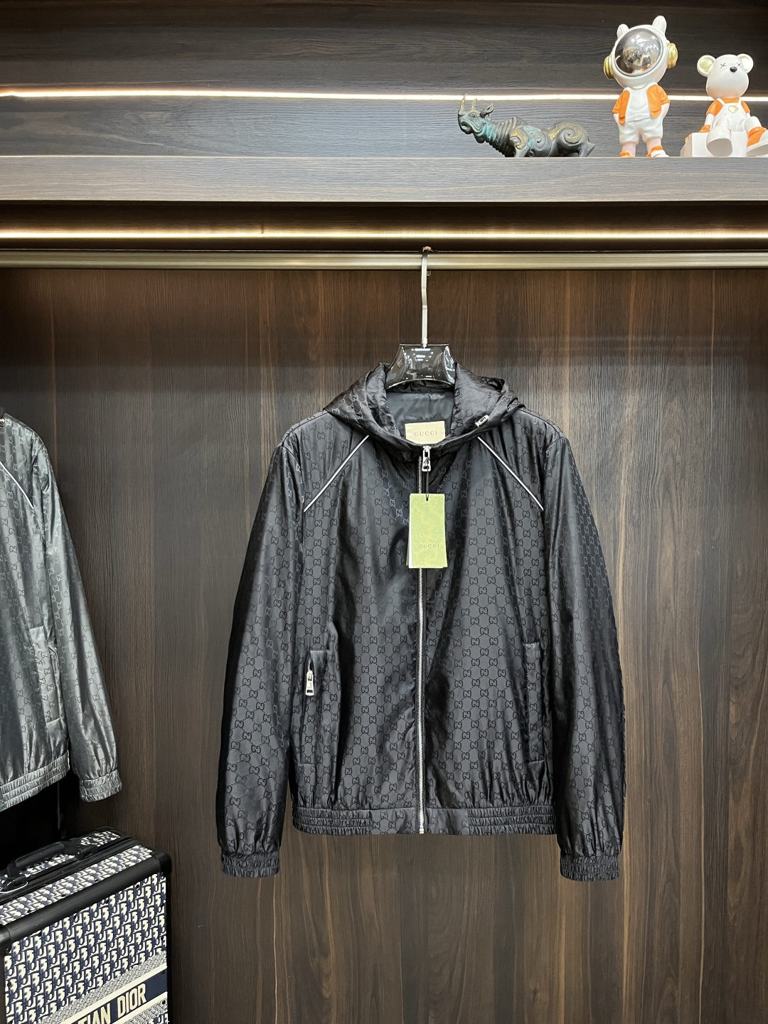 NO:523189,The main recommendation of Gucci 2025ss early autumn new model is released. Gucci hooded jacket jacket, a hot autumn style thin cotton jacket, and a letter logo jacquard jacket. It is comfortable and comfortable to wear. It is lazy and casual, combined with clean and simple colors, which is particularly pleasing to look at. It is suitable for daily wear~ I love to launch sports items embellished with vitality prints!  Size M-3XL, complete three standards, shipped the next day, new H2025 models first launch fhs, gucci, gucci, jackets & coats, jackets & coats, hats, alexander wang19860909主推Gucci 2025ss早秋新款发布古驰连帽夹克外套,秋季爆款夹薄棉夹克,字母logo提花款夹克外套,穿上就是舒适自在又显瘦的存在,慵懒而随性,结合干净简单的色系就特别耐看,适合日常穿着~倾情推出缀饰活力印花的运动单品！ 尺码M-3XL 三标齐全 隔天出货 H2025新款首发fhs,,gucci,gucci,jackets & coats,jackets & coats,hats,alexander wang,Men's clothing