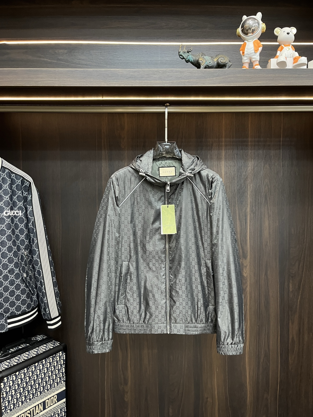 NO:493394,The main recommendation is Gucci Ss's early autumn new model released Gucci hooded jacket, a hot autumn style thin cotton jacket, and a letter logo jacquard jacket. It is comfortable and comfortable to wear, lazy and casual, combined with clean and simple colors, which is particularly pleasing to look at and suitable for daily wear~ I love to launch sports items embellished with vitality prints!  Size M-3XL, complete three standards, shipped the next day, new H models are launched, gucci, gucci, jackets & coats, jackets & coats, hats, alexander wang19860909主推 Gucci ss早秋新款发布古驰连帽夹克外套,秋季爆款夹薄棉夹克,字母logo提花款夹克外套,穿上就是舒适自在又显瘦的存在,慵懒而随性,结合干净简单的色系就特别耐看,适合日常穿着~倾情推出缀饰活力印花的运动单品！ 尺码M-3XL 三标齐全 隔天出货 H新款首发,,gucci,gucci,jackets & coats,jackets & coats,hats,alexander wang,Men's clothing