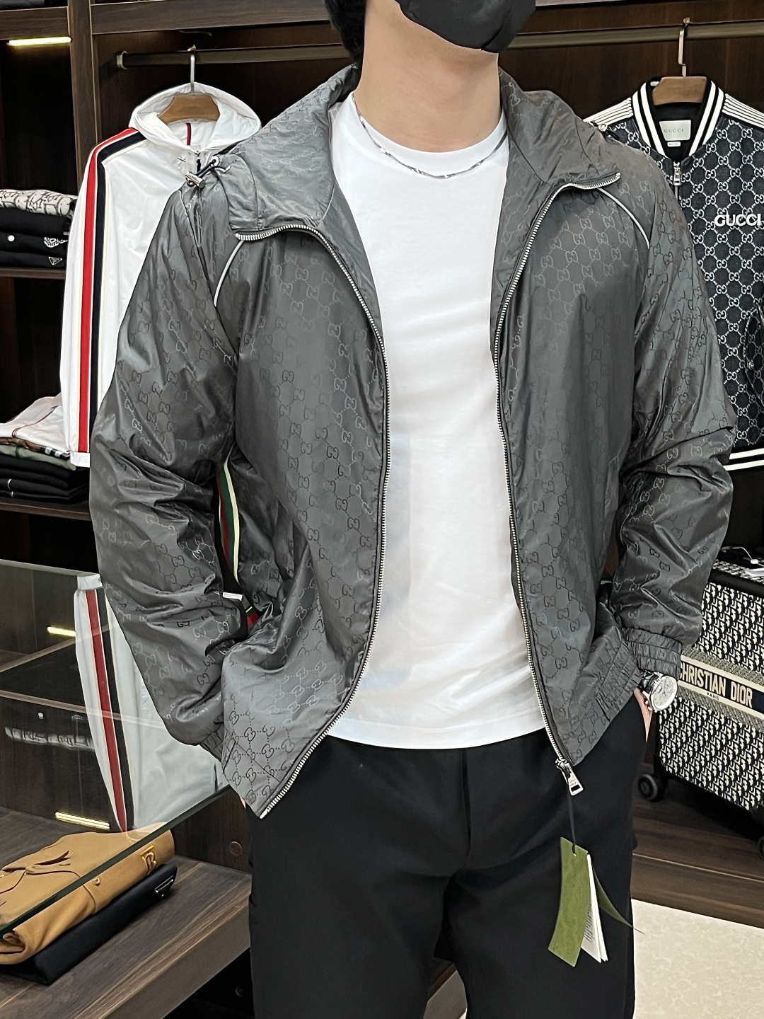 NO:527718,The main recommendation is Gucci Ss's early autumn new model released Gucci hooded jacket, a hot autumn style thin cotton jacket, and a letter logo jacquard jacket. It is comfortable and comfortable to wear, lazy and casual, combined with clean and simple colors, which is particularly pleasing to look at and suitable for daily wear~ I love to launch sports items embellished with vitality prints!  Size M-3XL, complete three standards, shipped the next day, new H models are launched, gucci, gucci, jackets & coats, jackets & coats, hats, alexander wang19860909主推 Gucci ss早秋新款发布古驰连帽夹克外套,秋季爆款夹薄棉夹克,字母logo提花款夹克外套,穿上就是舒适自在又显瘦的存在,慵懒而随性,结合干净简单的色系就特别耐看,适合日常穿着~倾情推出缀饰活力印花的运动单品！ 尺码M-3XL 三标齐全 隔天出货 H新款首发,,gucci,gucci,jackets & coats,jackets & coats,hats,alexander wang,Men's clothing