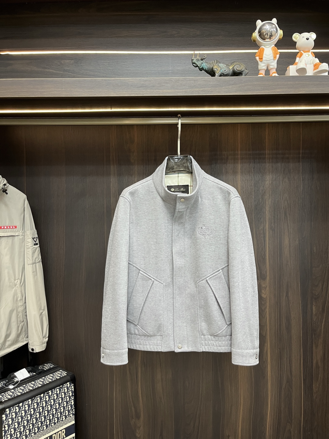 NO:493407,The main recommendation is the new LP 1995ss autumn and winter style. The new LP stand-up collar jacket is released. The popular autumn thin cotton jacket is comfortable and comfortable to wear. It is lazy and casual, combined with clean and simple colors, which is particularly pleasing to the eye. It is suitable for daily wear. It is full of sports items embellished with vitality prints!  Size M-3XL, complete three standards, shipped the next day, new H models first launch, loro piano, jackets & coats, jackets & coats, alexander wang19860909主推 LP 1995ss秋冬新款发布LP立领夹克外套,秋季爆款夹薄棉夹克,穿上就是舒适自在又显瘦的存在,慵懒而随性,结合干净简单的色系就特别耐看,适合日常穿着~倾情推出缀饰活力印花的运动单品！ 尺码M-3XL 三标齐全 隔天出货 H新款首发,,loro piana,jackets & coats,jackets & coats,alexander wang,Men's clothing