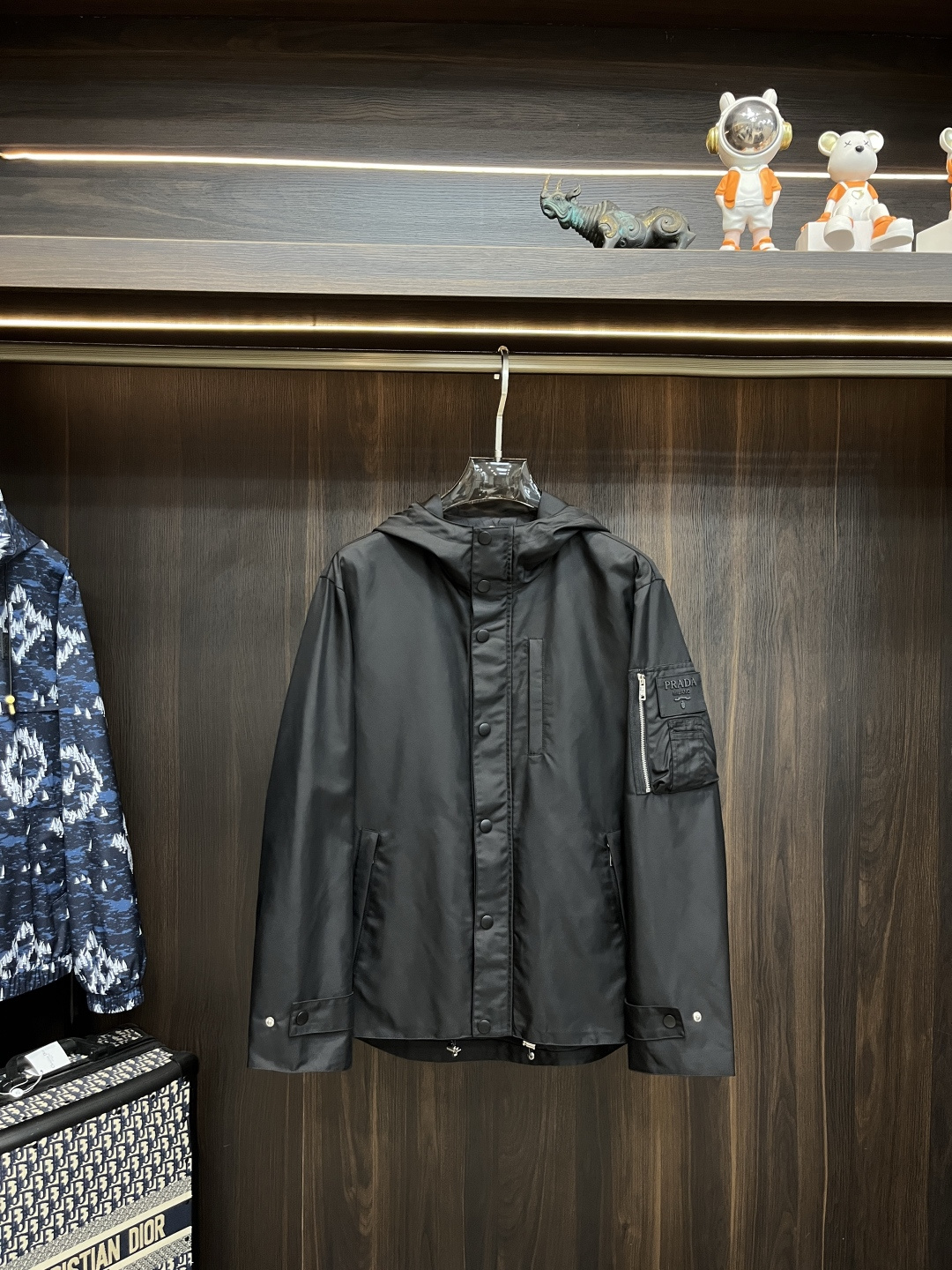 NO:493414,The main recommendation is the new Prada ss autumn and winter style released Prada hooded jacket, a popular autumn thin cotton jacket, which makes you feel comfortable and slim when worn. It is lazy and casual, combined with a clean and simple color scheme, which is particularly pleasing to the eye, suitable for daily wear~ I love to launch sports items embellished with vitality prints!  Size M-3XL, complete three standards, shipped the next day, new H models are launched, prada, prada, jackets & coats, jackets & coats, hats, alexander wang19860909主推 Prada ss秋冬新款发布普拉达连帽夹克外套,秋季爆款夹薄棉夹克,穿上就是舒适自在又显瘦的存在,慵懒而随性,结合干净简单的色系就特别耐看,适合日常穿着~倾情推出缀饰活力印花的运动单品！ 尺码M-3XL 三标齐全 隔天出货 H新款首发,,prada,prada,jackets & coats,jackets & coats,hats,alexander wang,Men's clothing