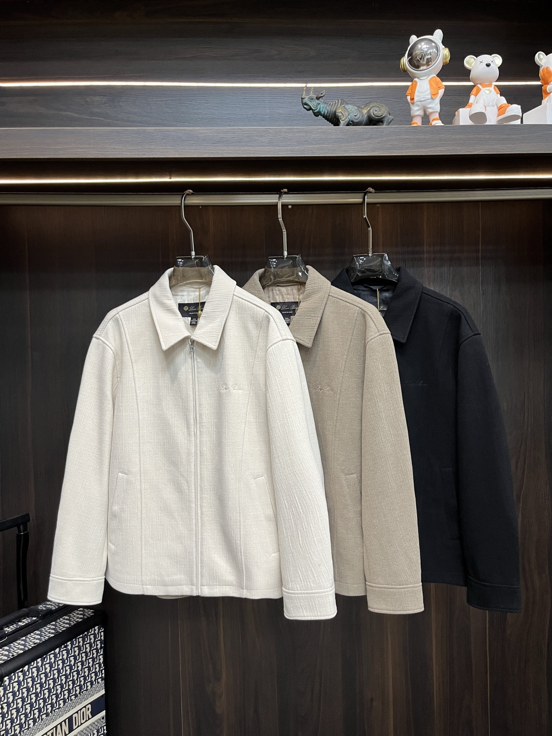 NO:493421,The main recommendation is the new LP 1995ss autumn and winter style. The new LP lapel jacket is released. The popular autumn thin cotton jacket is comfortable and comfortable to wear. It is lazy and casual, combined with clean and simple colors, which is particularly pleasing to look at. It is suitable for daily wear. It is full of sports items embellished with vitality prints!  Size M-3XL, complete three standards, shipped the next day, new H models first launch, loro piano, jackets & coats, jackets & coats, alexander wang19860909主推 LP 1995ss秋冬新款发布LP翻领夹克外套,秋季爆款夹薄棉夹克,穿上就是舒适自在又显瘦的存在,慵懒而随性,结合干净简单的色系就特别耐看,适合日常穿着~倾情推出缀饰活力印花的运动单品！ 尺码M-3XL 三标齐全 隔天出货 H新款首发,,loro piana,jackets & coats,jackets & coats,alexander wang,Men's clothing