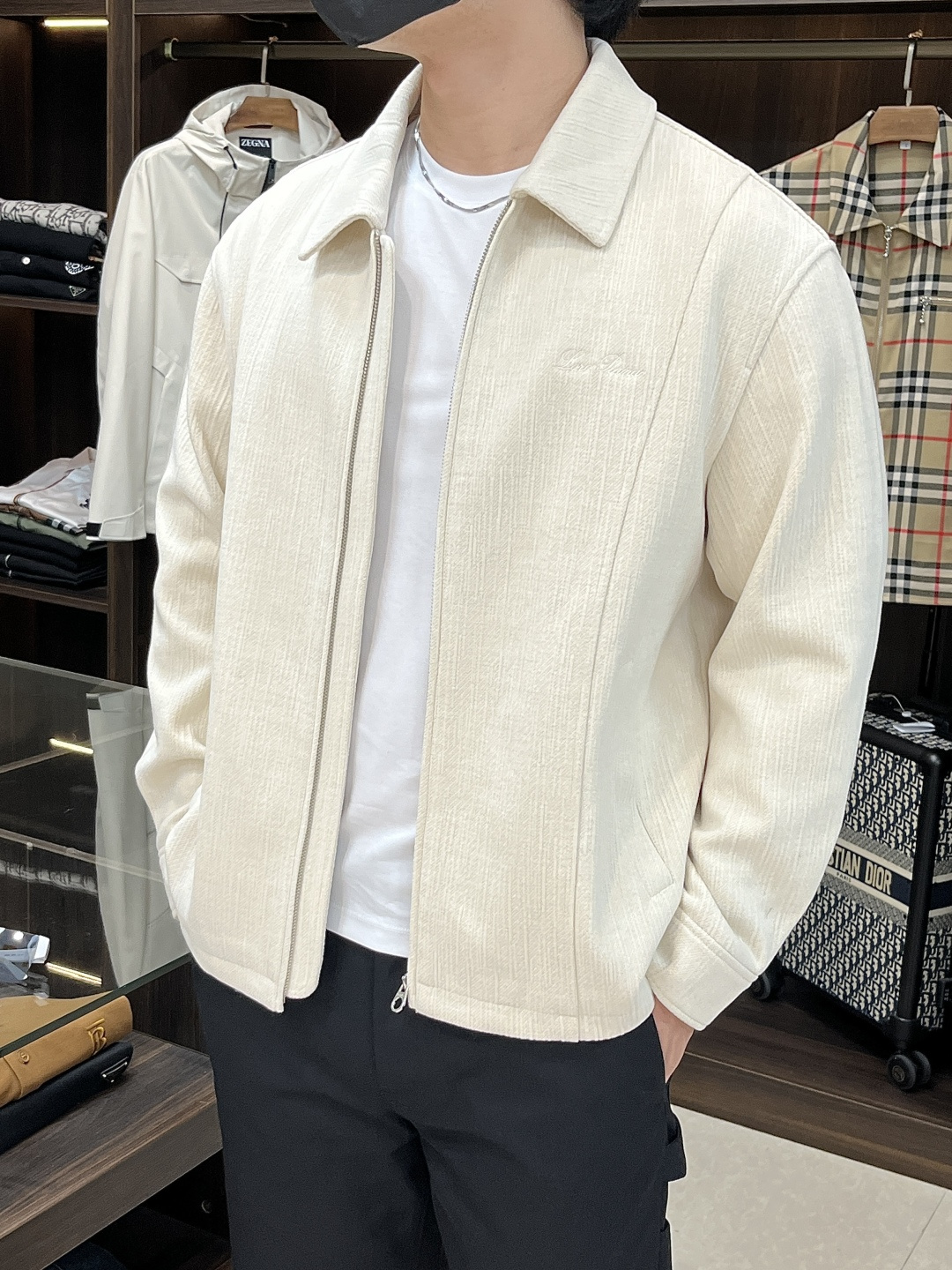 NO:511843,The main recommendation is the new LP 1985ss autumn and winter style. The new LP lapel jacket is released. The popular autumn thin cotton jacket is comfortable and comfortable to wear. It is lazy and casual, combined with clean and simple colors, which is particularly pleasing to look at. It is suitable for daily wear. It is full of sports items embellished with vitality prints!  Size M-3XL, complete three standards, shipped the next day, new H models first launch, loro piano, jackets & coats, jackets & coats, alexander wang19860909主推 LP 1985ss秋冬新款发布LP翻领夹克外套,秋季爆款夹薄棉夹克,穿上就是舒适自在又显瘦的存在,慵懒而随性,结合干净简单的色系就特别耐看,适合日常穿着~倾情推出缀饰活力印花的运动单品！ 尺码M-3XL 三标齐全 隔天出货 H新款首发,,loro piana,jackets & coats,jackets & coats,alexander wang,Men's clothing