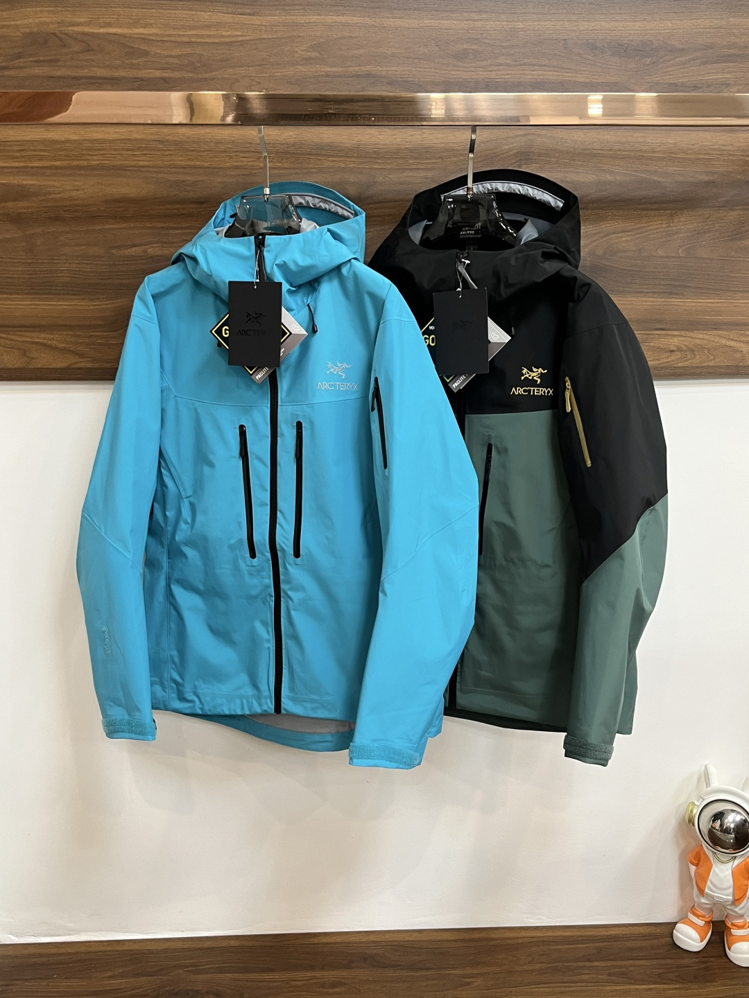 NO:496003,The main recommendation is ARCTERYX 2025 spring and summer new jacket jacket Archaeopteryx This year's counter new product, super soft fabric for men, cool and hot jacket. Fashion urban versatile jacket, it will definitely be super popular this year, a must-have artifact for summer, sports waterproof and windproof quick-drying sports jacket, easy to carry, breathable and fashionable and beautiful. The special fabrics are all polyester fiber fabrics imported from the UK, with a light luster, unique texture, soft and smooth feel, which is not a product that ordinary fabrics can compare with. Regular hooded design, hem design splicing iconic webbing modification!  Very charming design, with no lining inner seam edging technology, very detailed, it is very difficult to make such a thin fabric, and it is a very technical one, and the details determine the high-end. The minimalist design elements of the season, a must-have item for trendy men, a perfect slim fit style, highly recommended!  Size M-3XL H2025 new model first release, arc'teryx, jackets & coats, jackets & coats, hats, alexander wang19860909主推 ARCTERYX 2025春夏新款夹克外套始祖鸟今年的专柜新品,男士超软面料帅酷爆款 冲锋衣外套.时尚都市百搭款夹克,今年必定超火爆,夏季必备神器,运动防水防风速干运动外套,携带方便,上身透气而且时尚靓丽.特供面料都是英国进口的聚酯纤维纤维面料,淡淡光泽,质感独特,手感柔嫩顺滑,不是一般面料所能对比的产品.常规的连帽设计,下摆设计拼接标志性织带修饰！非常极具魅力的设计,无里布内缝包边工艺,细节非常到位,这么薄的面料做出来非常有难度,要非常讲究技术的一款,细节决定高端.极简当季的设计元素,潮男必备单品,完美修身版型,强烈推荐！尺码M-3XL H2025新款首发,arc'teryx,jackets & coats,jackets & coats,hats,alexander wang,Men's clothing